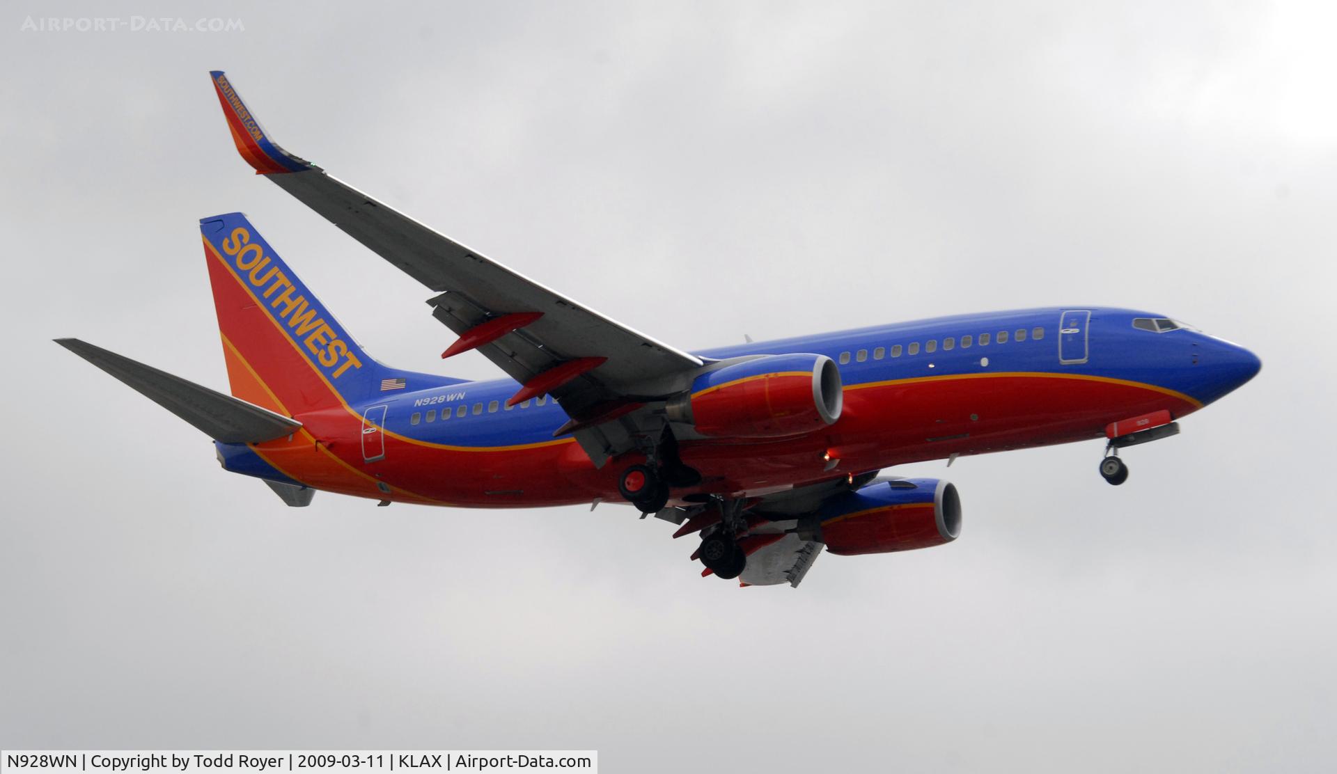 N928WN, 2008 Boeing 737-7H4 C/N 36890, Landing 24R at LAX