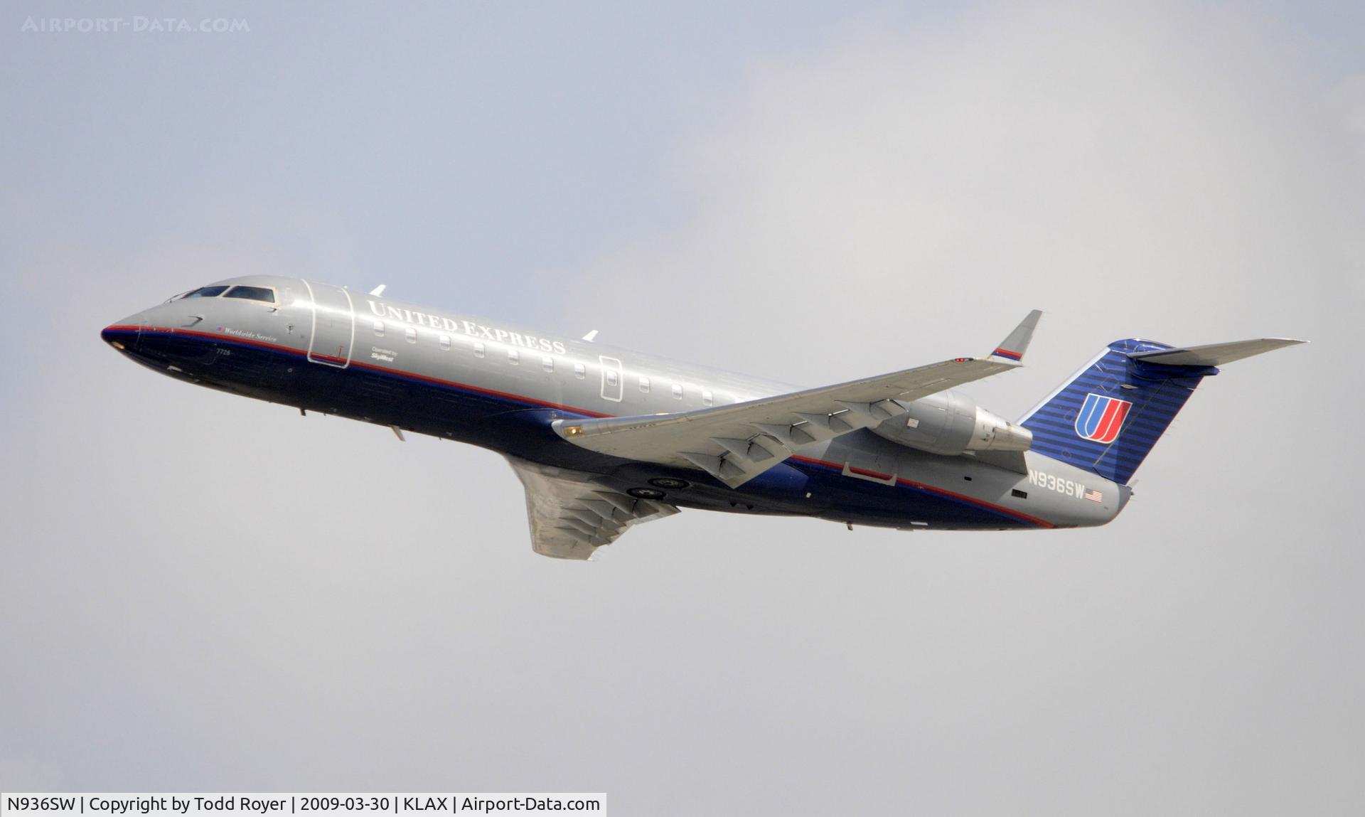 N936SW, 2002 Bombardier CRJ-200LR (CL-600-2B19) C/N 7726, Departing LAX on 25R