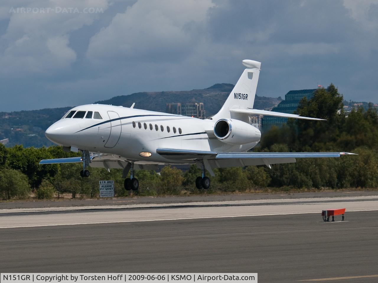 N151GR, 2001 Dassault Falcon 2000 C/N 151, N151GR arriving on RWY 21