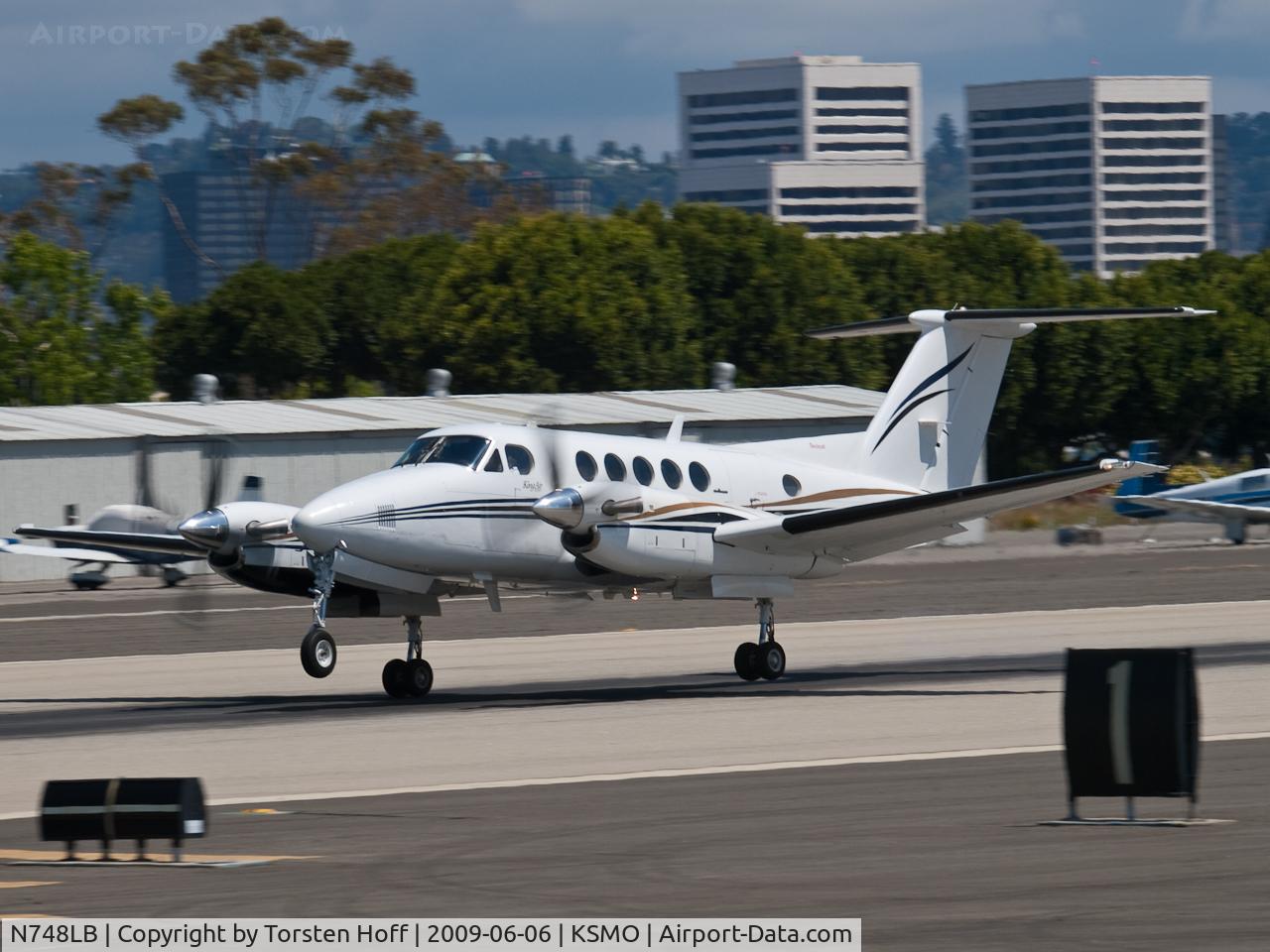 N748LB, 1990 Beech B200 King Air C/N BB-1374, N748LB arriving on RWY 21