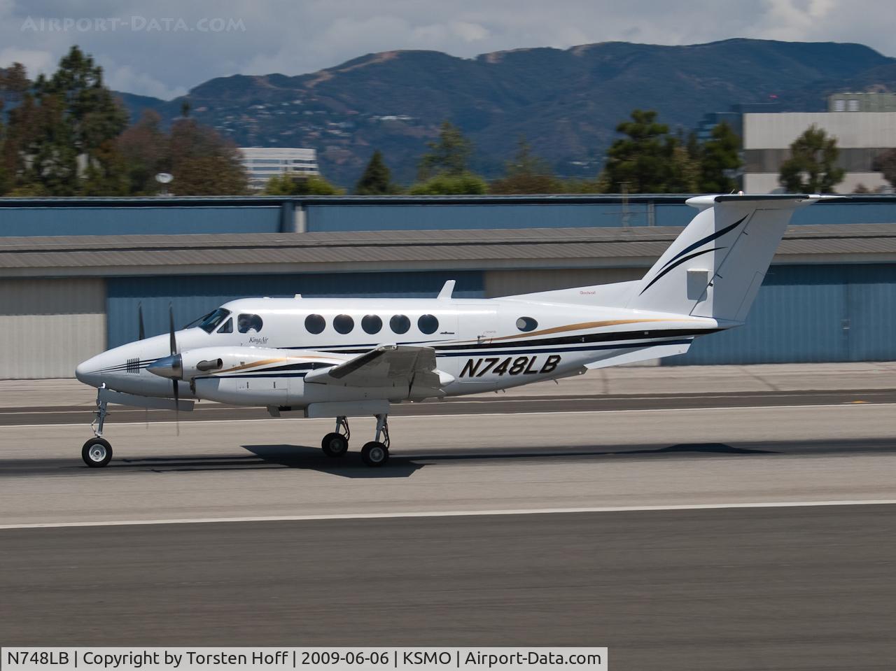 N748LB, 1990 Beech B200 King Air C/N BB-1374, N748LB arriving on RWY 21