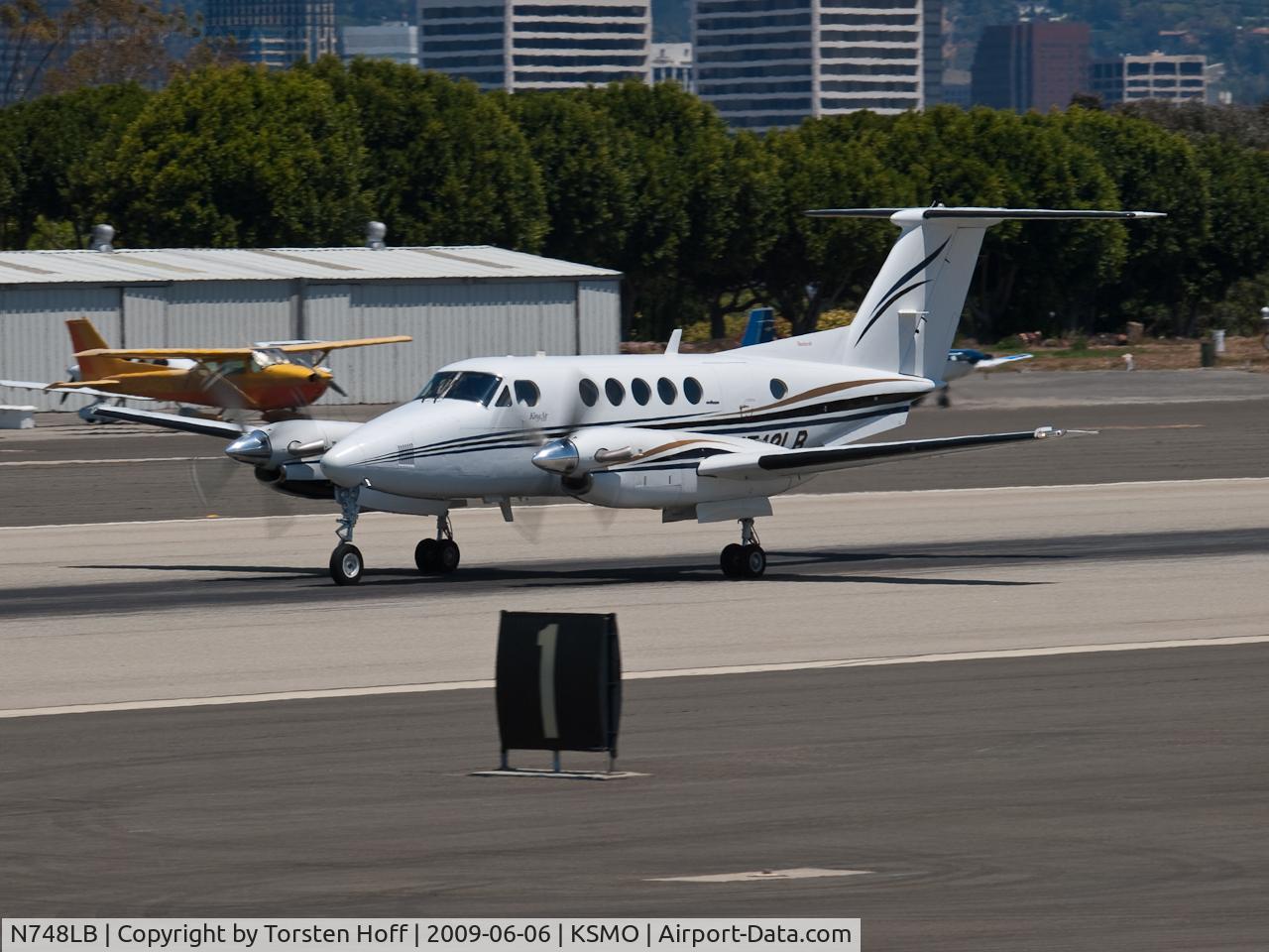 N748LB, 1990 Beech B200 King Air C/N BB-1374, N748LB departing from RWY 21