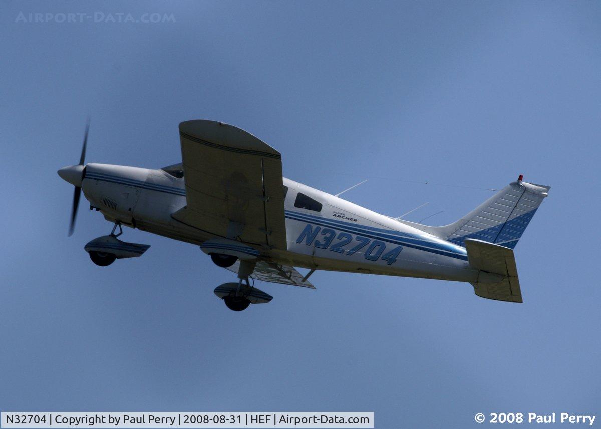 N32704, 1974 Piper PA-28-180 C/N 28-7505085, Another airborne Archer