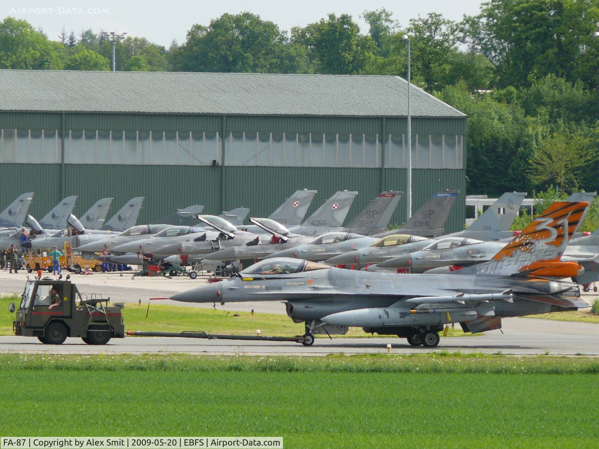 FA-87, SABCA F-16AM Fighting Falcon C/N 6H-87, General Dynamics F-16AM Fighting Falcon FA-87 Belgian Air Force with a very nice Tiger-tail