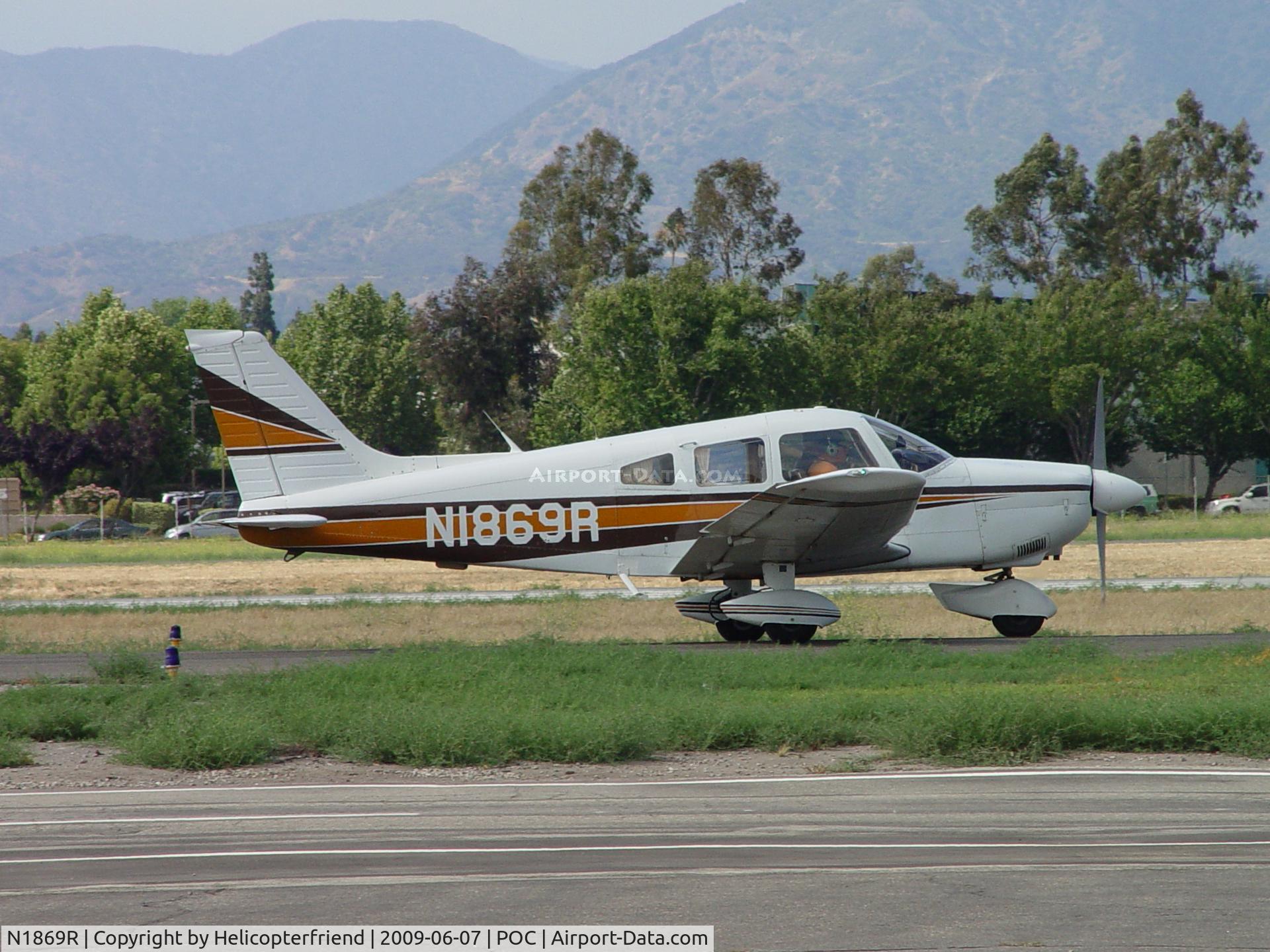 N1869R, 1975 Piper PA-28-181 C/N 28-7690060, Taxiing eastbound