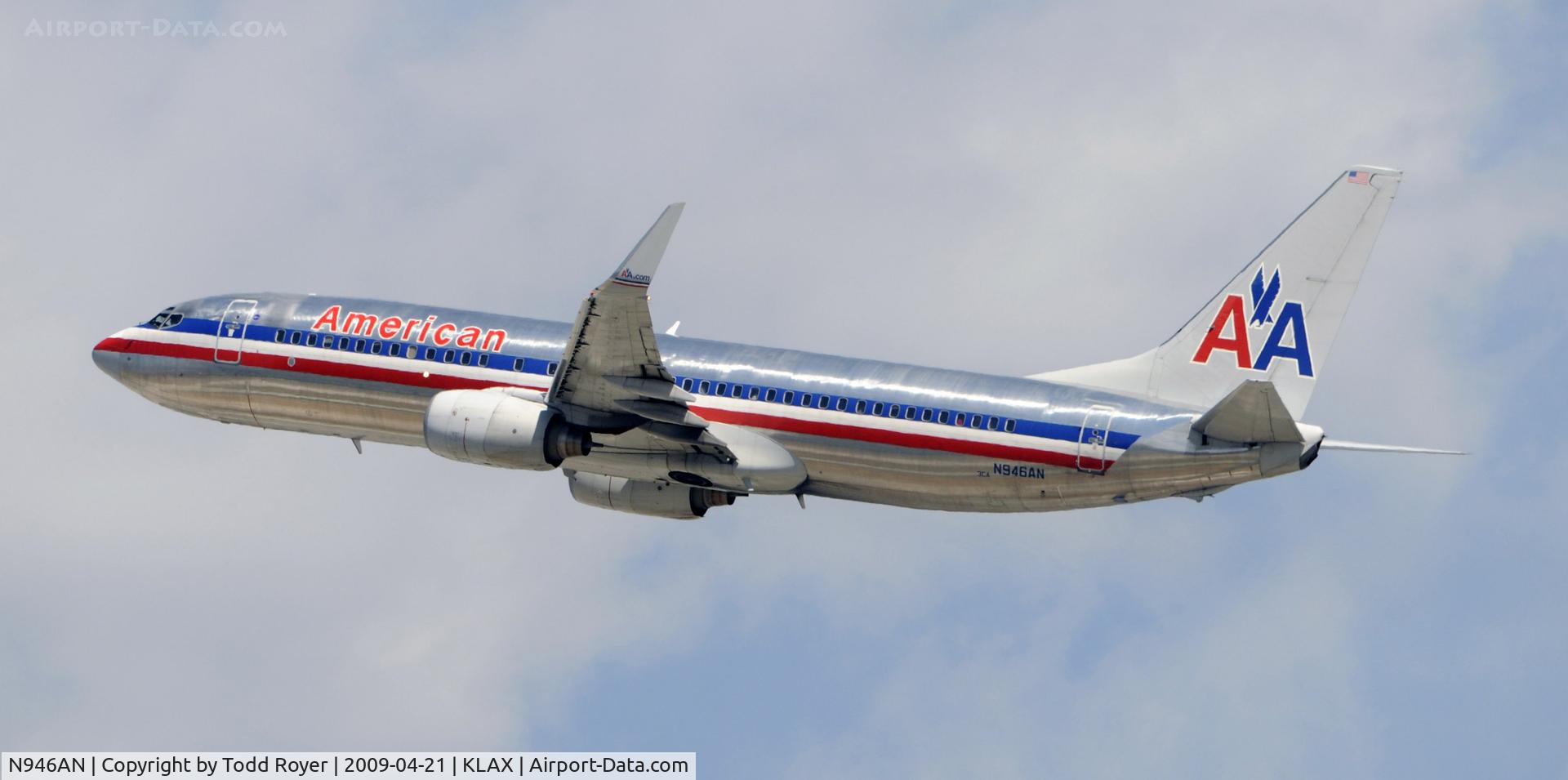 N946AN, 2000 Boeing 737-823 C/N 30600, Departing LAX on 25R