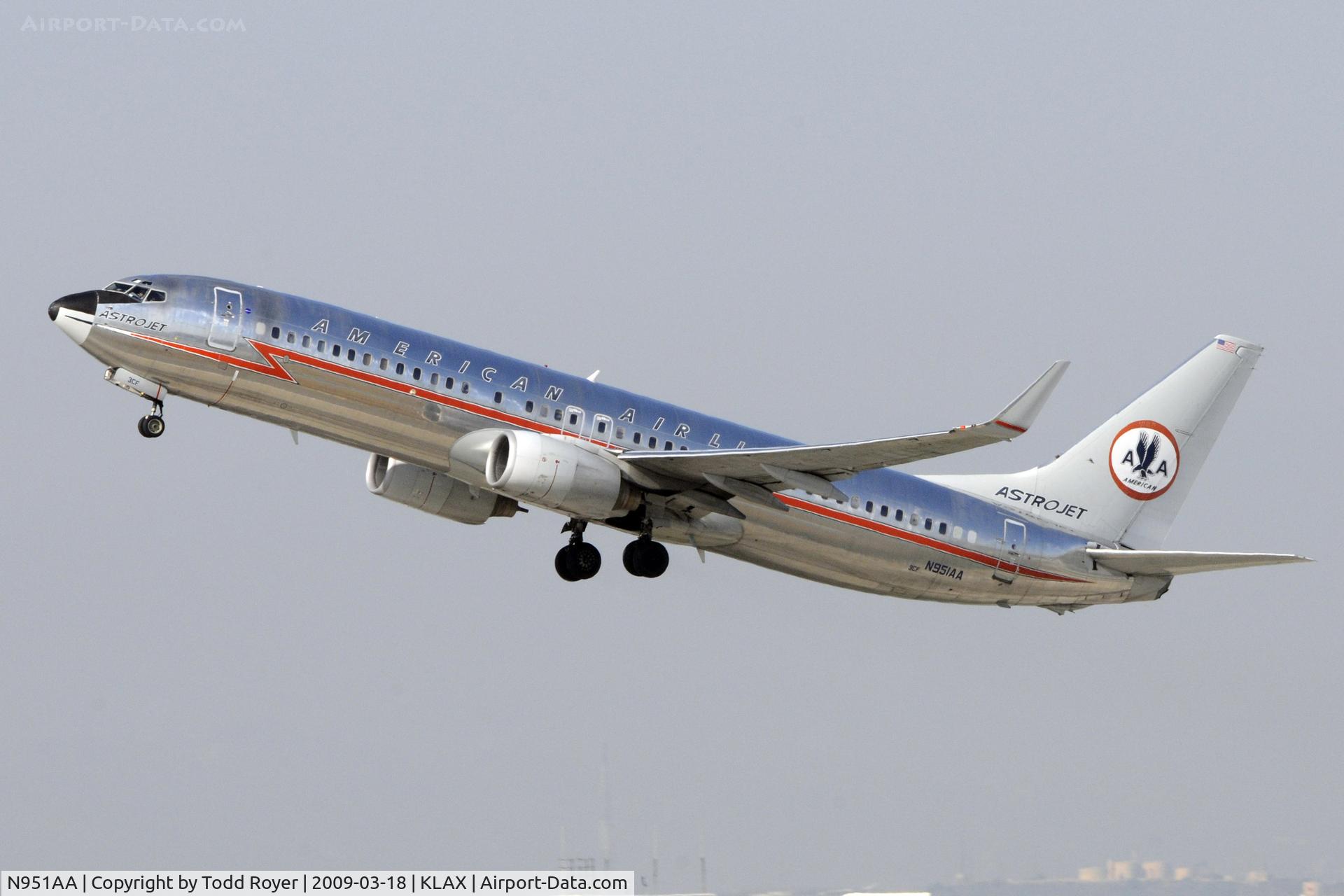 N951AA, 2000 Boeing 737-823 C/N 29538, Departing LAX on 25R