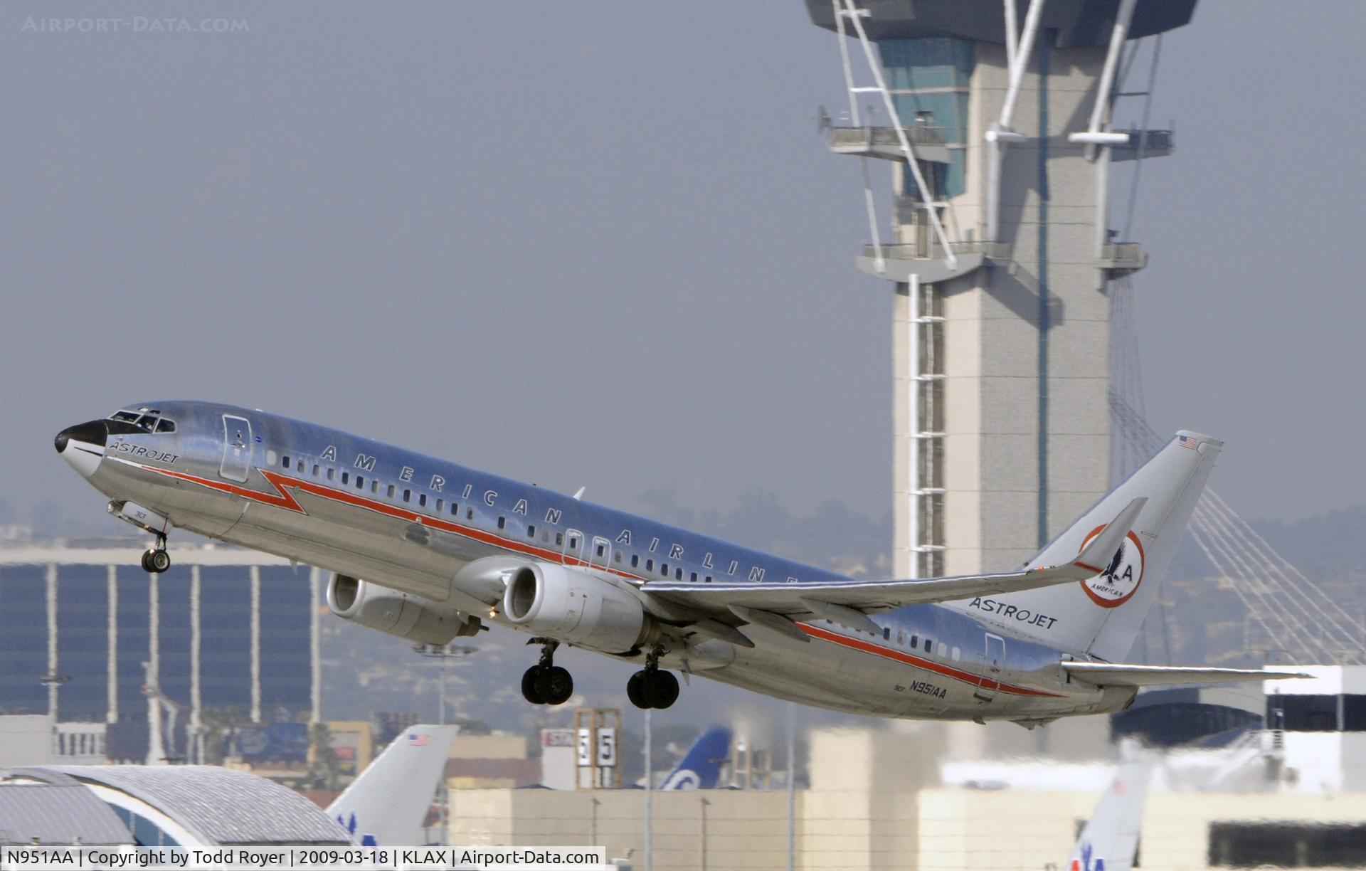 N951AA, 2000 Boeing 737-823 C/N 29538, Departing LAX on 25R