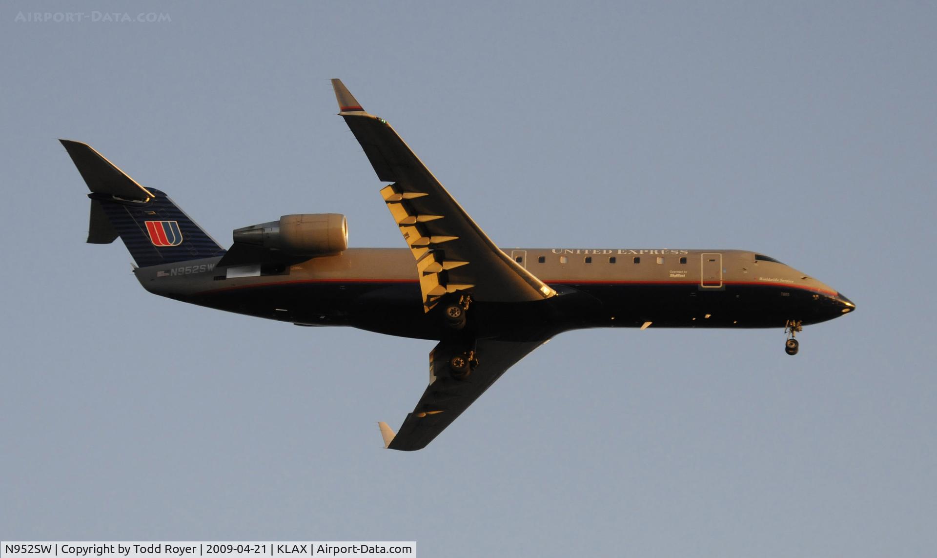 N952SW, 2003 Bombardier CRJ-200LR (CL-600-2B19) C/N 7805, Landing 24R at LAX