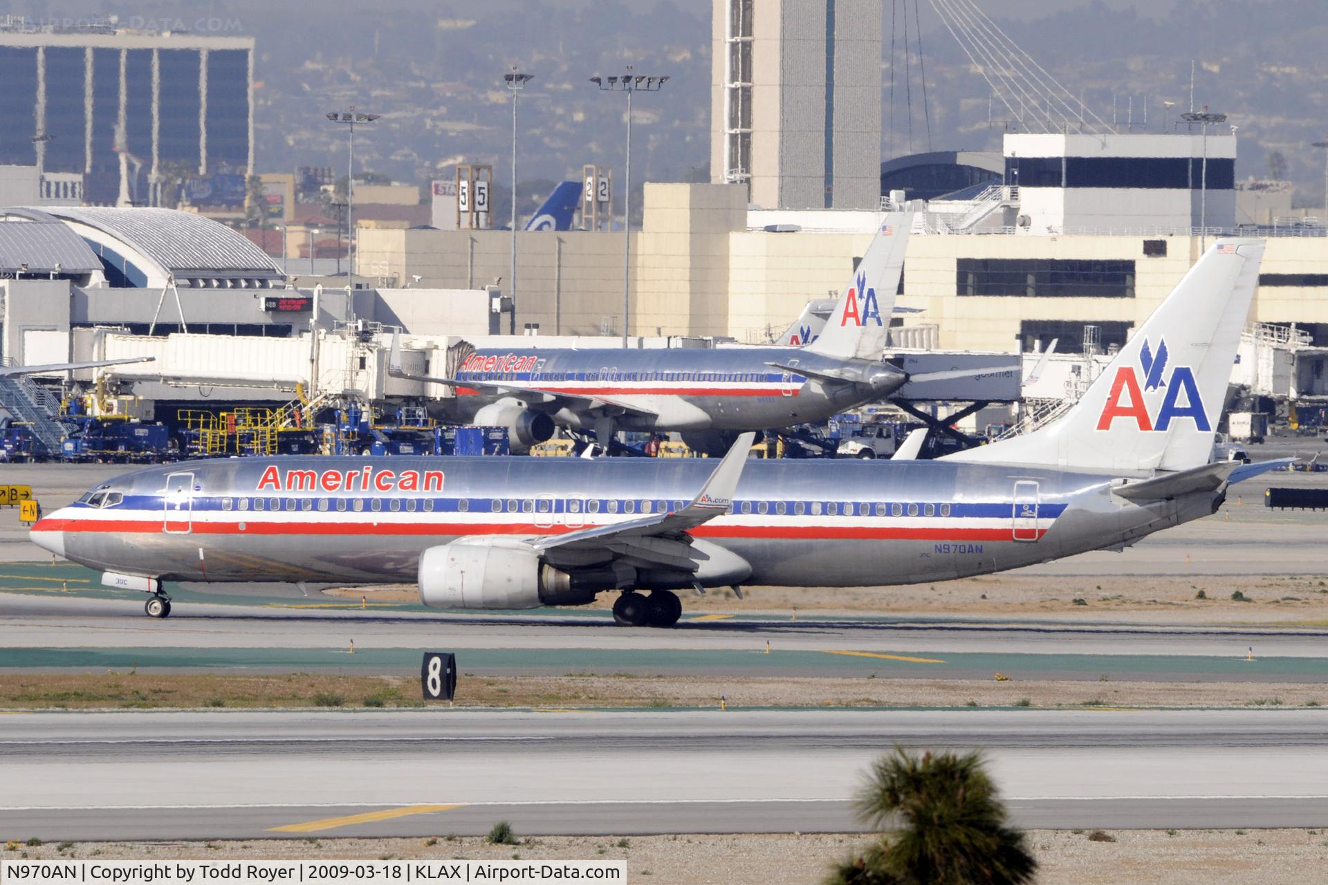 N970AN, 2001 Boeing 737-823 C/N 30096, Taxi to gate