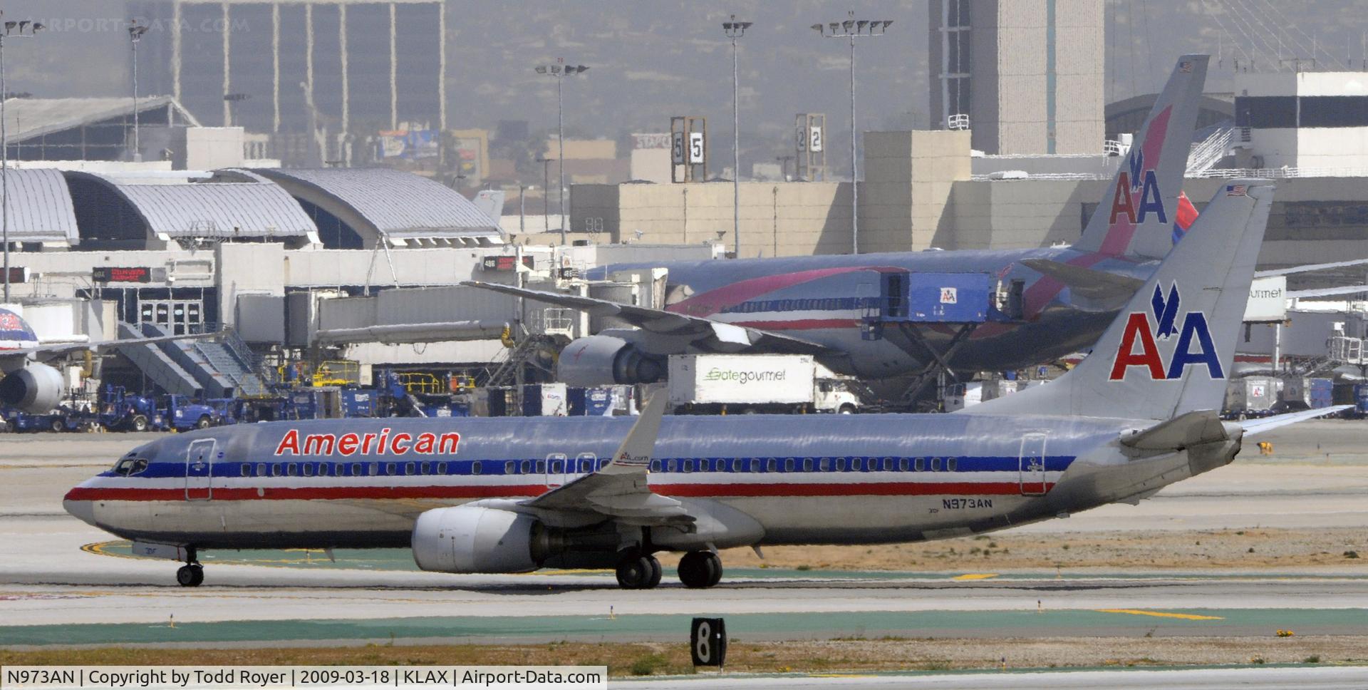 N973AN, 2001 Boeing 737-823 C/N 29548, Taxi to gate