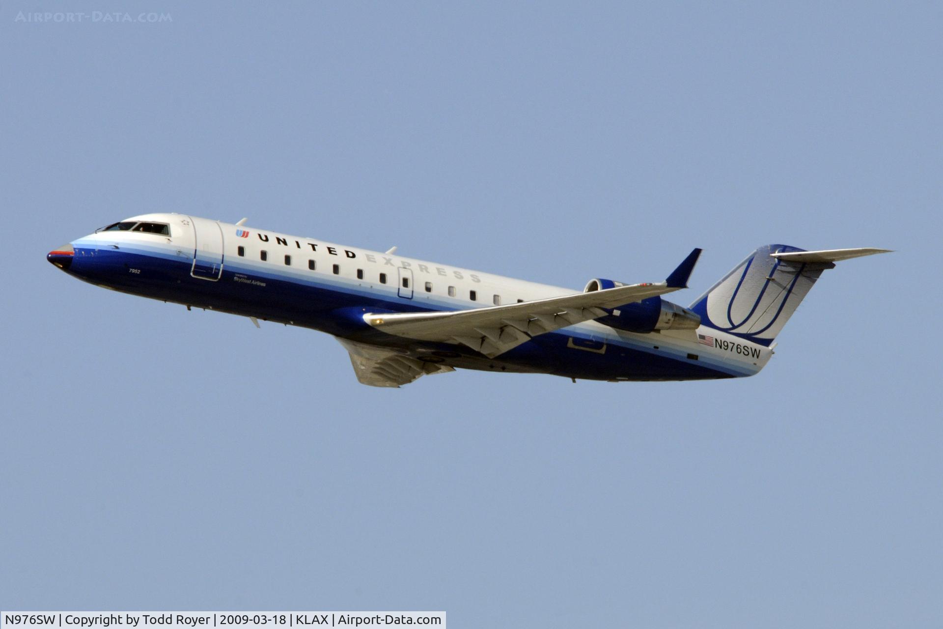 N976SW, 2004 Bombardier CRJ-100ER (CL-600-2B19) C/N 7952, Departing LAX on 25R