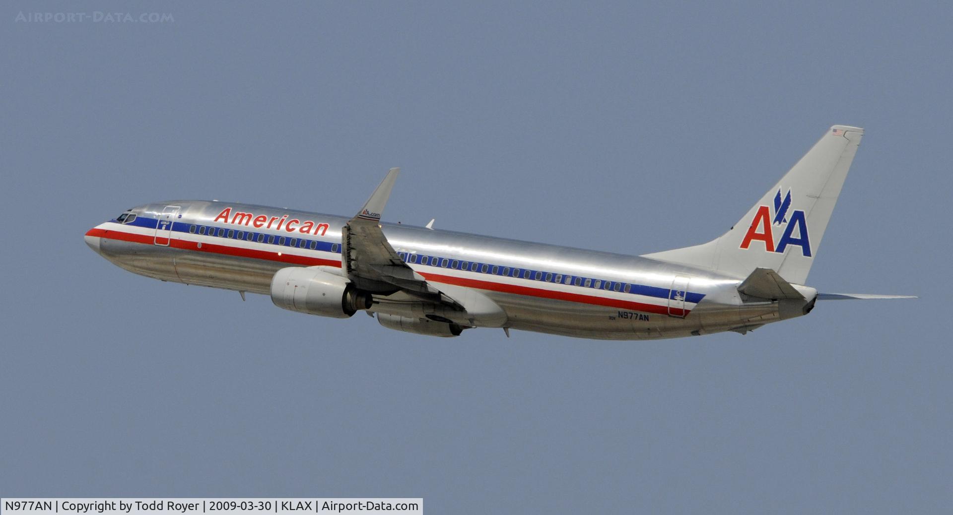 N977AN, 2001 Boeing 737-823 C/N 29550, Departing LAX on 25R