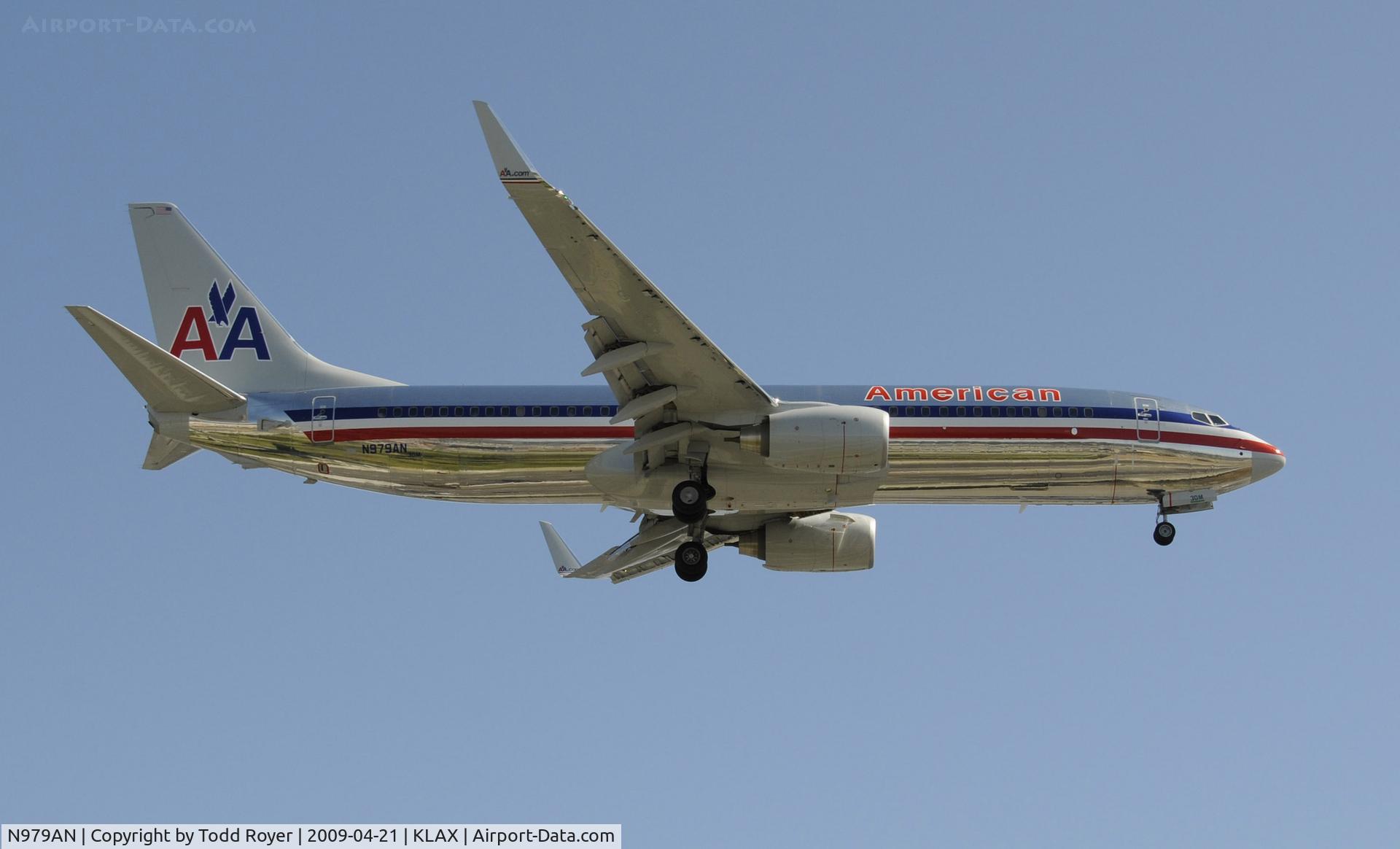 N979AN, 2009 Boeing 737-823 C/N 29568, Landing 24R at LAX