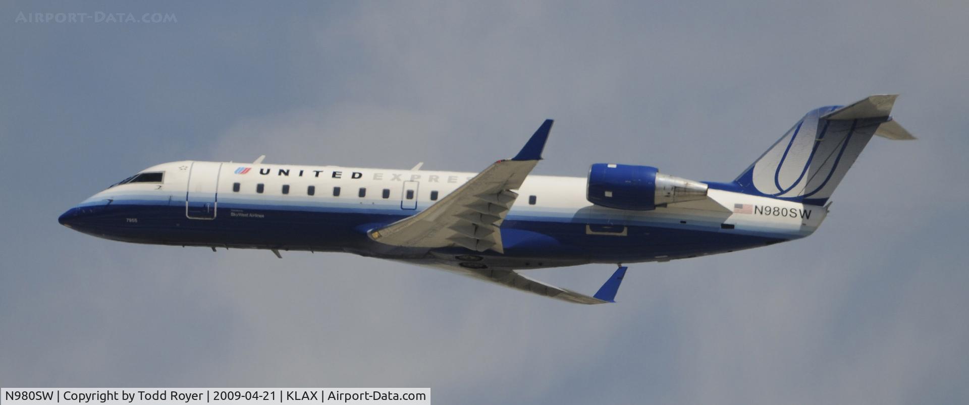 N980SW, 2004 Bombardier CRJ-200ER (CL-600-2B19) C/N 7955, Departing LAX on 25R