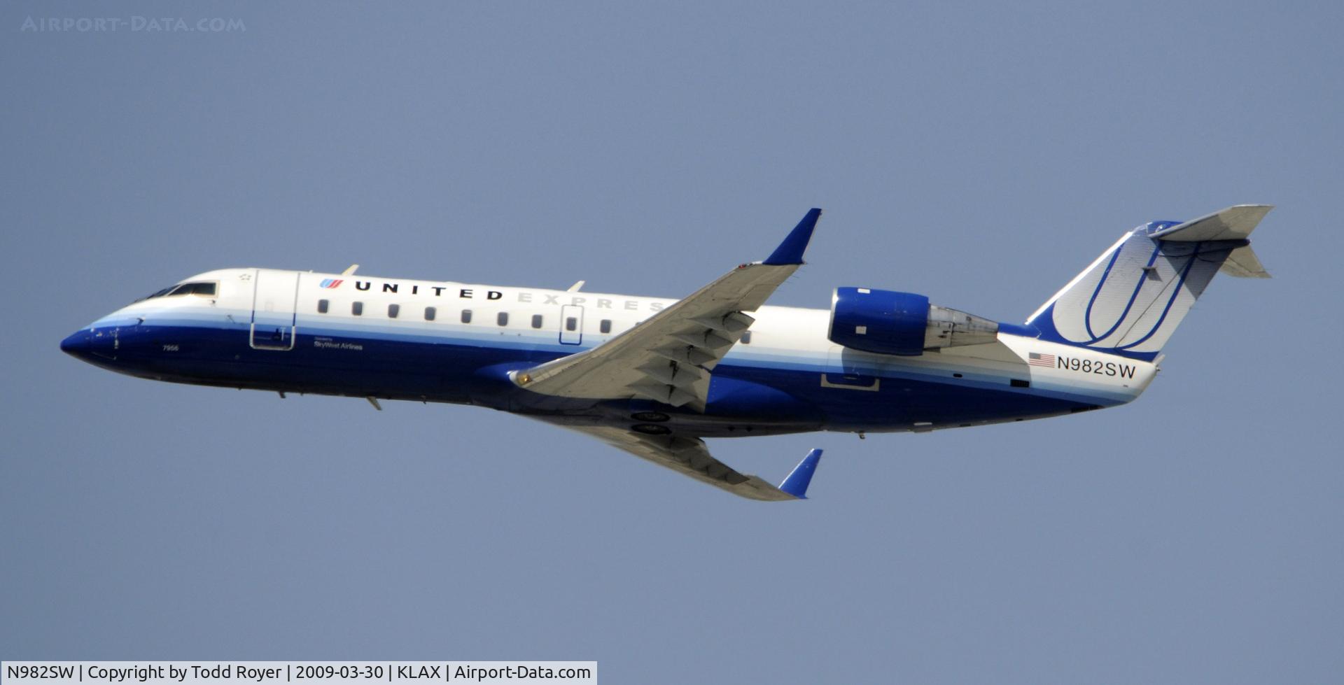 N982SW, 2004 Bombardier CRJ-200 (CL-600-2B19) C/N 7956, Departing LAX on 25R