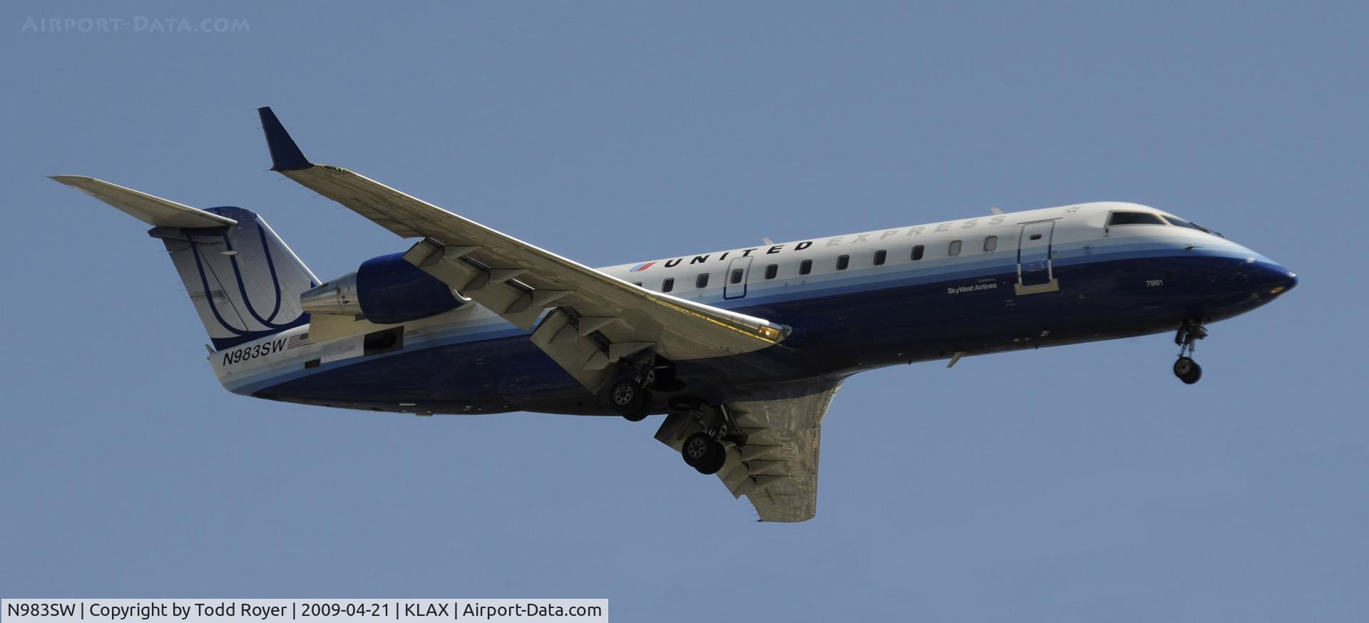 N983SW, 2004 Bombardier CRJ-200ER (CL-600-2B19) C/N 7961, Landing 24R at LAX