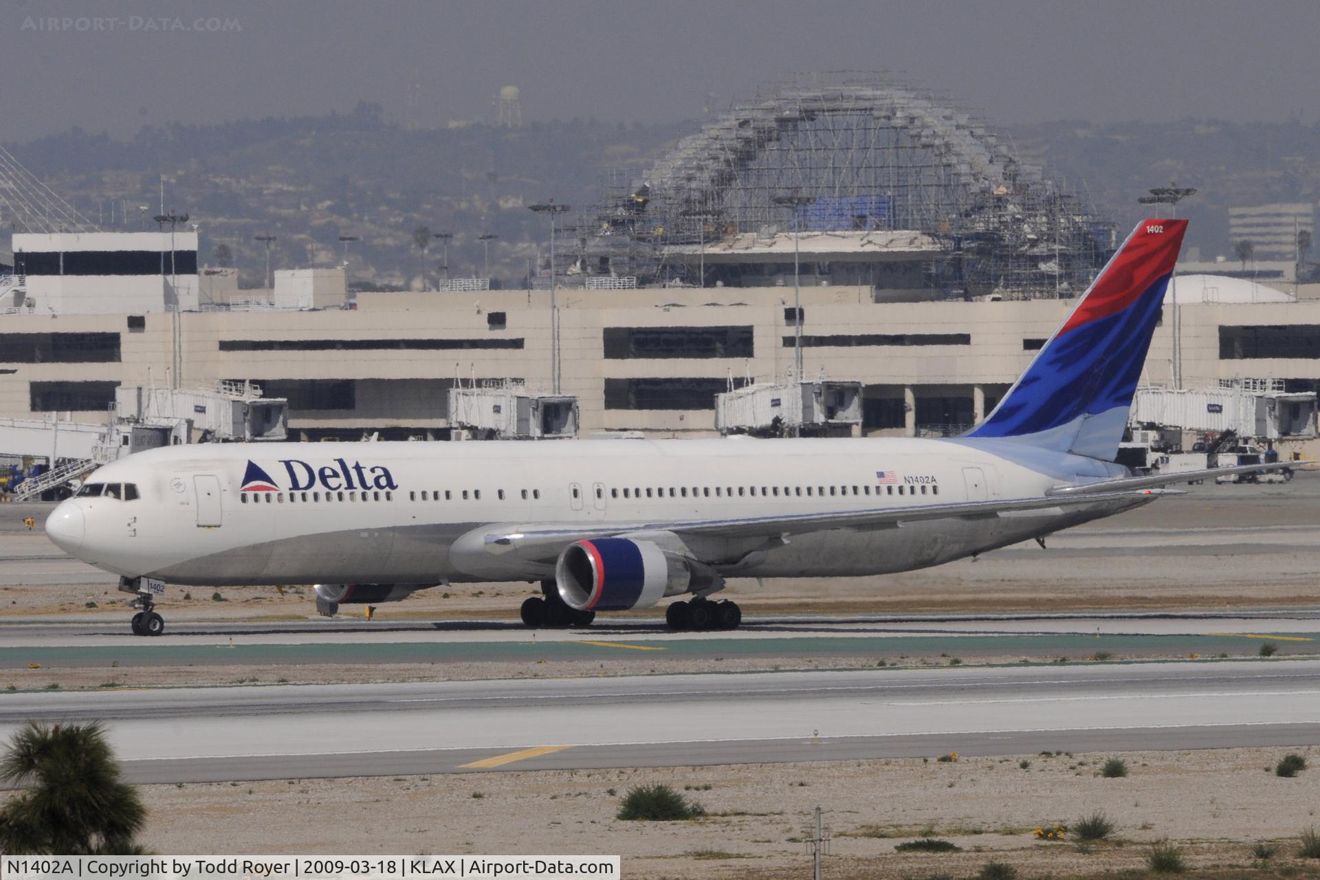 N1402A, 1993 Boeing 767-332 C/N 25989, Taxi to gate