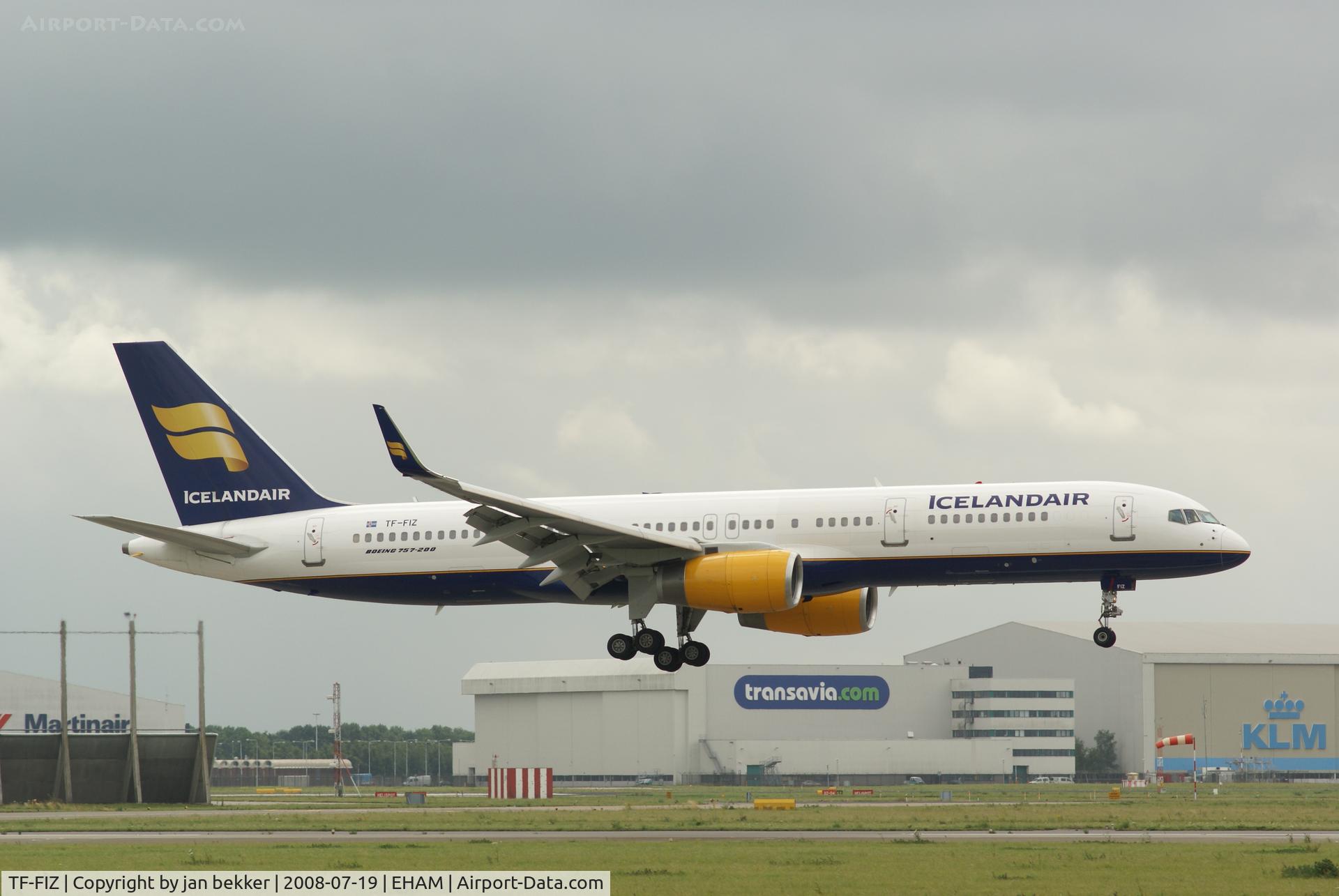 TF-FIZ, 2000 Boeing 757-256 C/N 30052, Just before touchdown