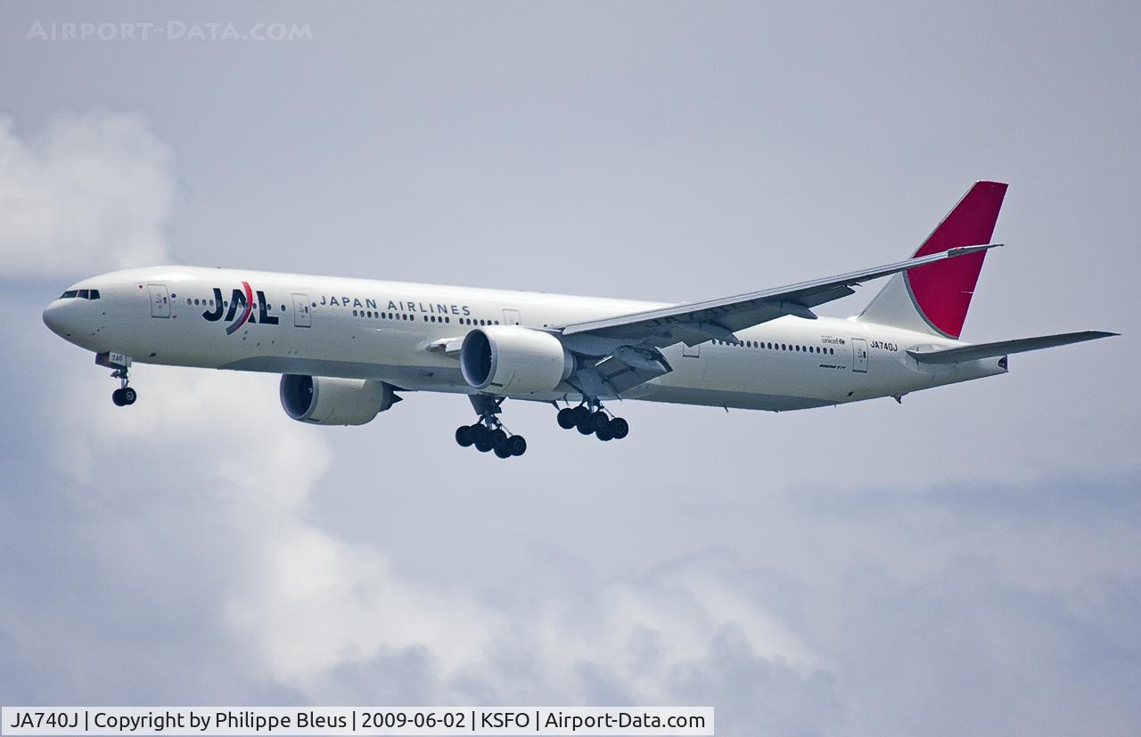 JA740J, 2008 Boeing 777-346 C/N 36127, Final one of the rwys 28. 500 mm !