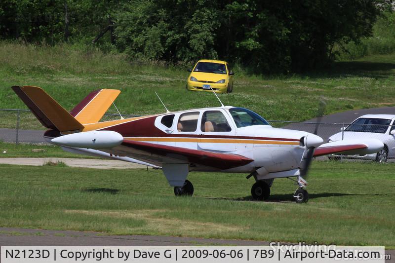 N2123D, 1953 Beech D35 C/N D-3468, Beech Bonanza taxies in at Ellington, CT