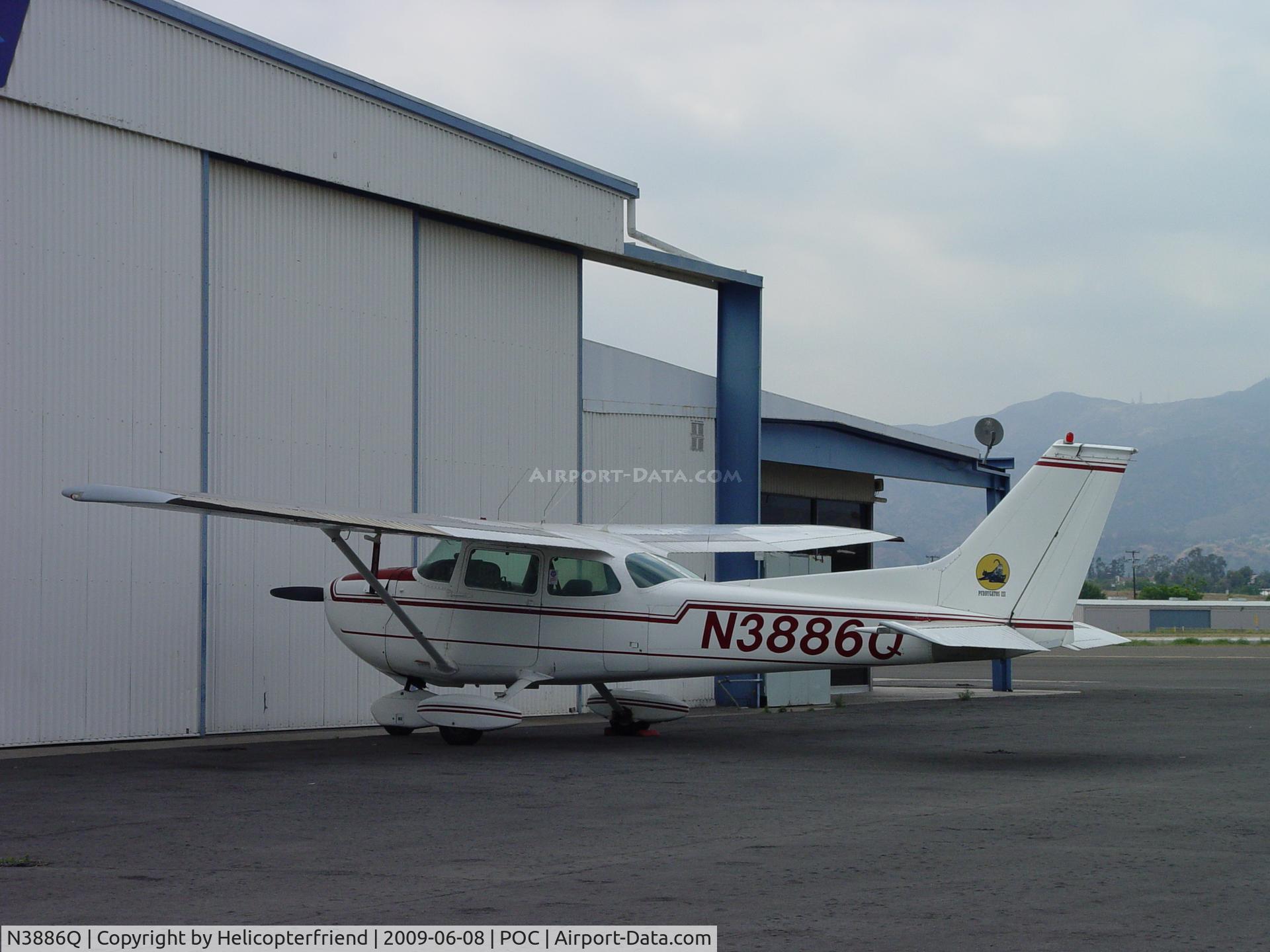 N3886Q, 1971 Cessna 172L C/N 17259986, Parked