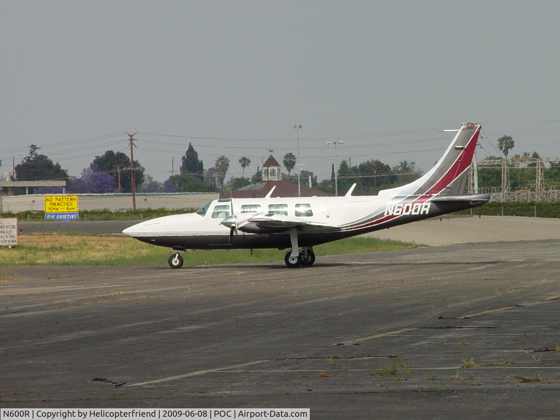 N600R, 1969 Smith Aerostar 600 C/N 60-0018, Taxiing to runway 26L