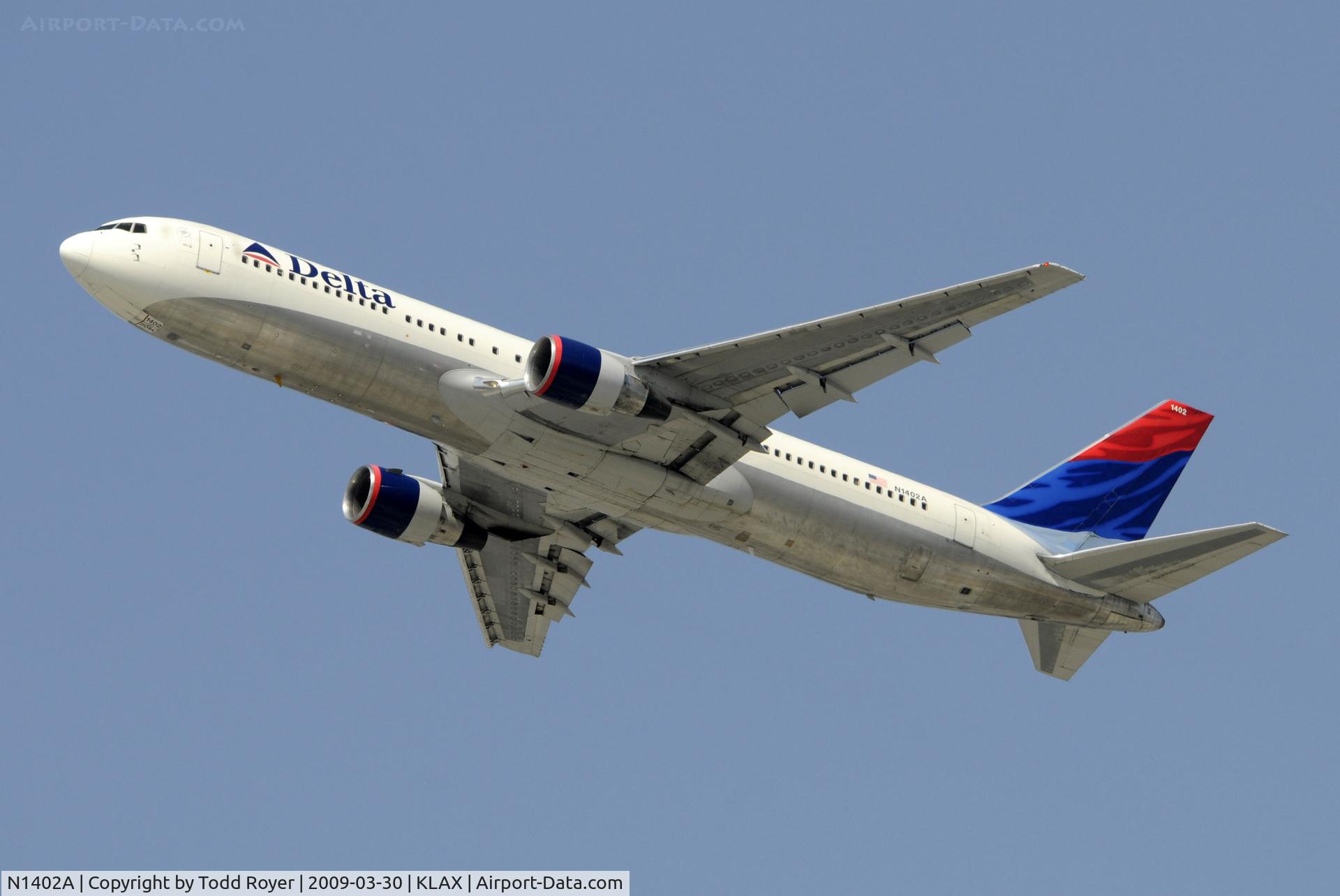 N1402A, 1993 Boeing 767-332 C/N 25989, Departing LAX on 25R