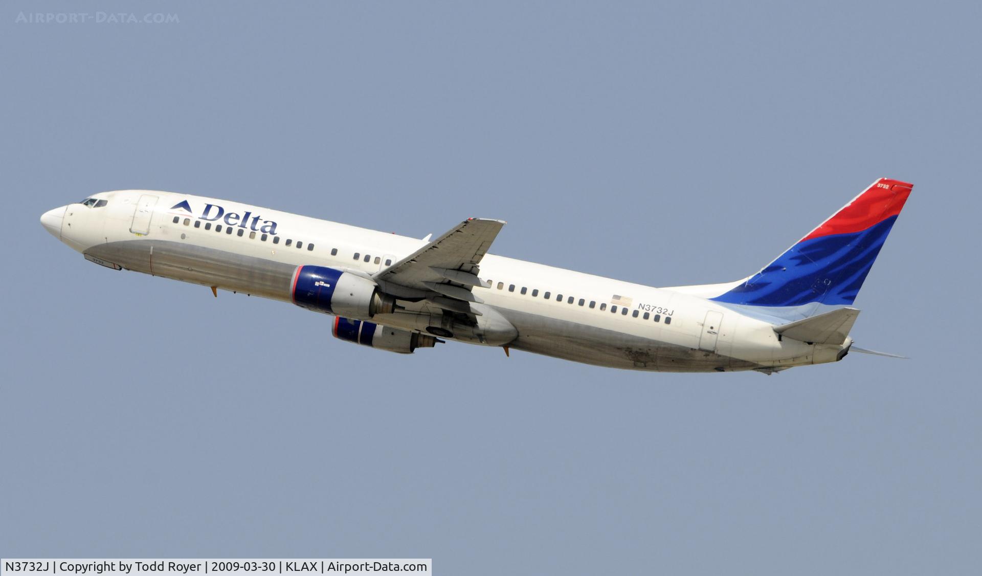 N3732J, 2000 Boeing 737-832 C/N 30380, Departing LAX on 25R