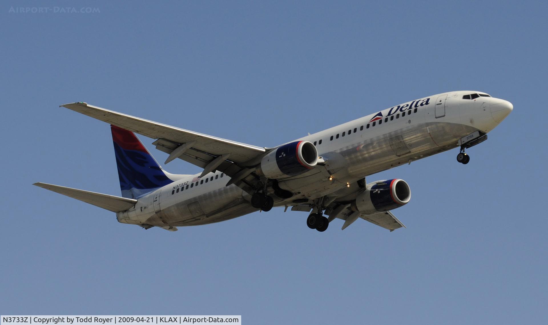 N3733Z, 2000 Boeing 737-832 C/N 30539, Landing 24R at LAX