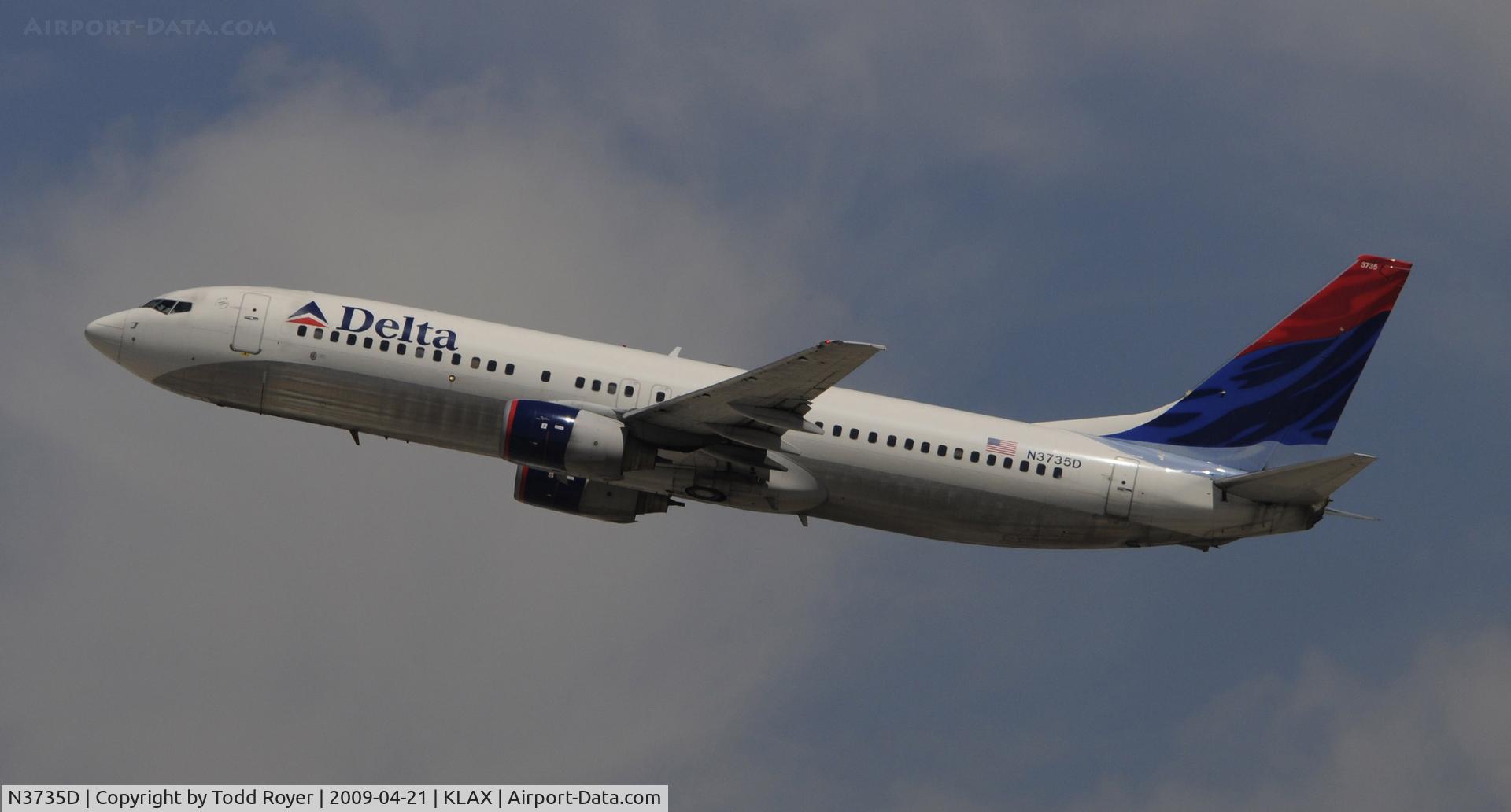 N3735D, 2000 Boeing 737-832 C/N 30381, Departing LAX on 25R