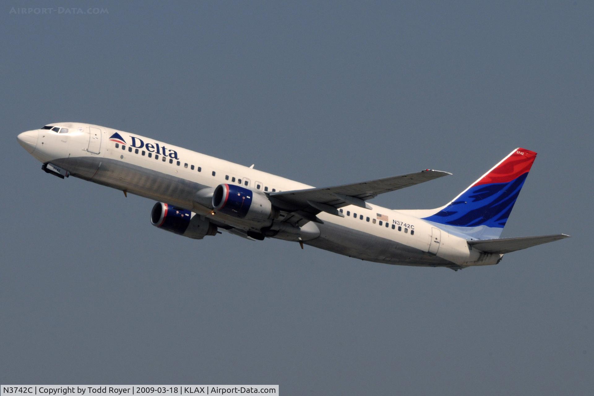 N3742C, 2001 Boeing 737-832 C/N 30835, Departing LAX on 25R