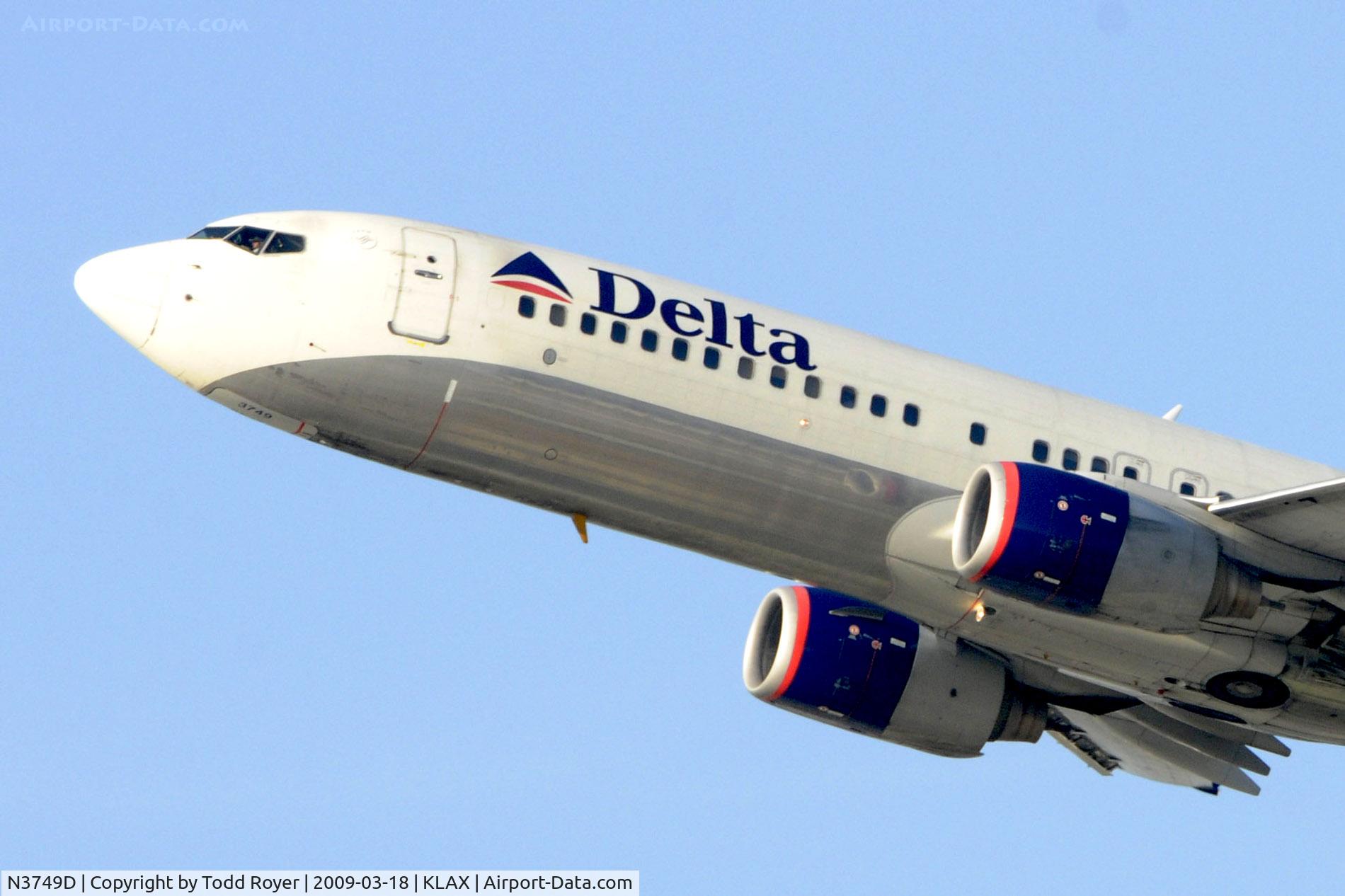 N3749D, 2001 Boeing 737-832 C/N 30490, Departing LAX on 25R