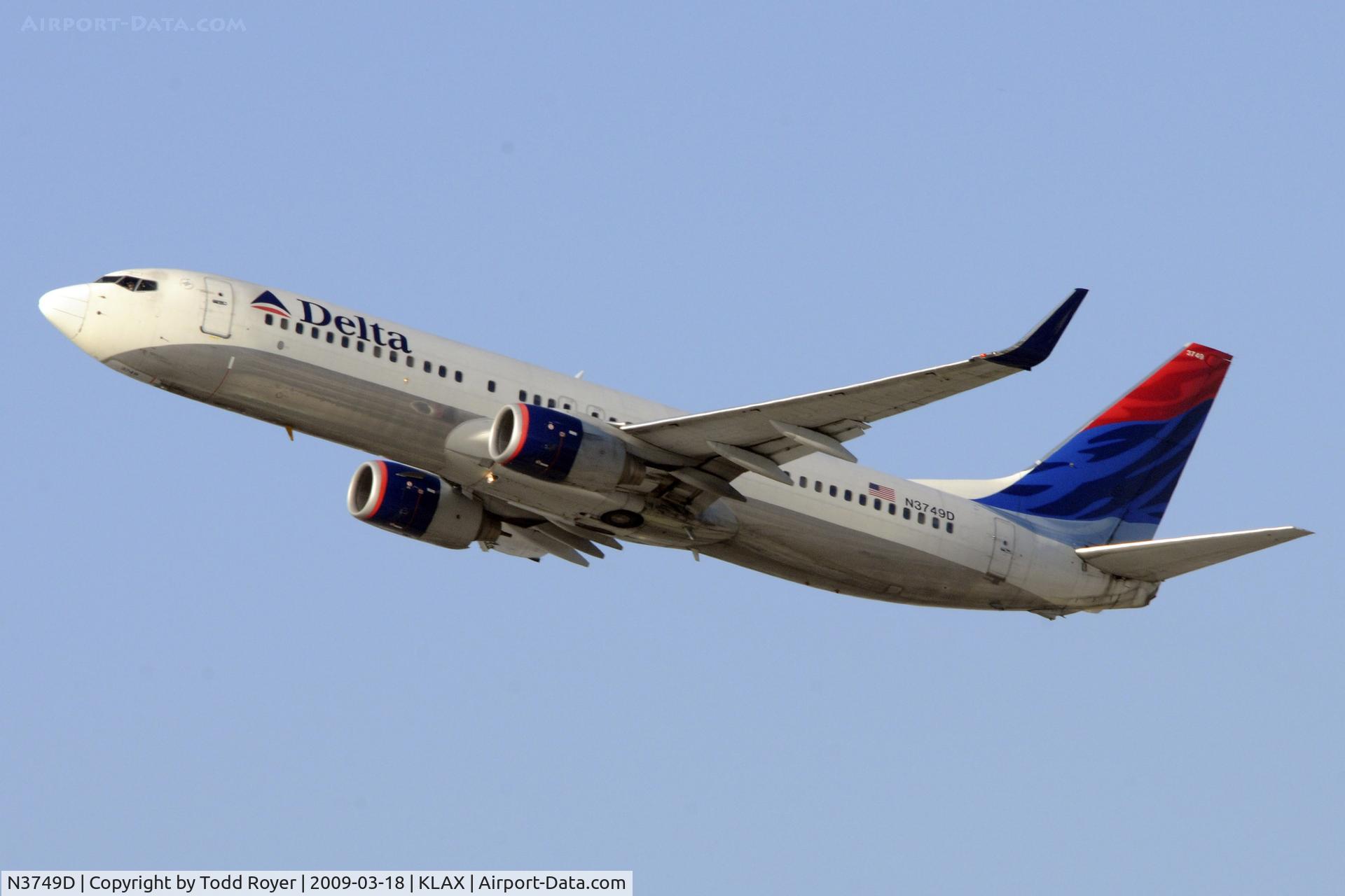 N3749D, 2001 Boeing 737-832 C/N 30490, Departing LAX on 25R