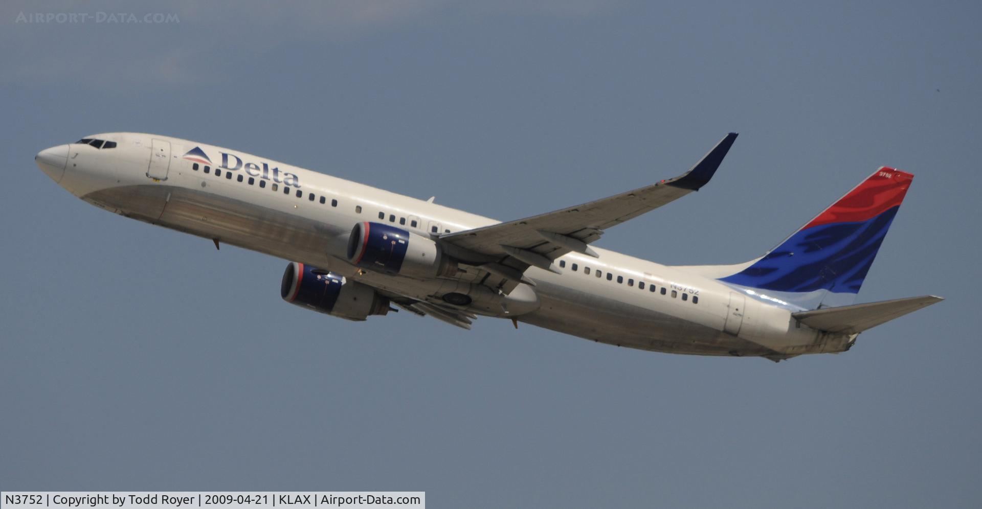 N3752, 2001 Boeing 737-832 C/N 30492, Departing LAX on 25R