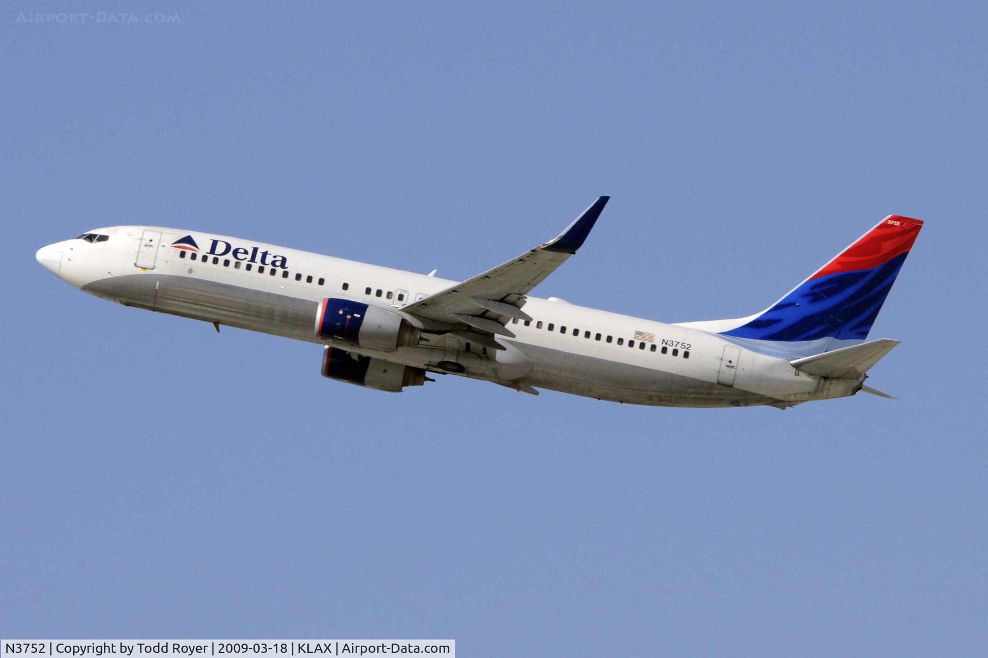 N3752, 2001 Boeing 737-832 C/N 30492, Departing LAX on 25R