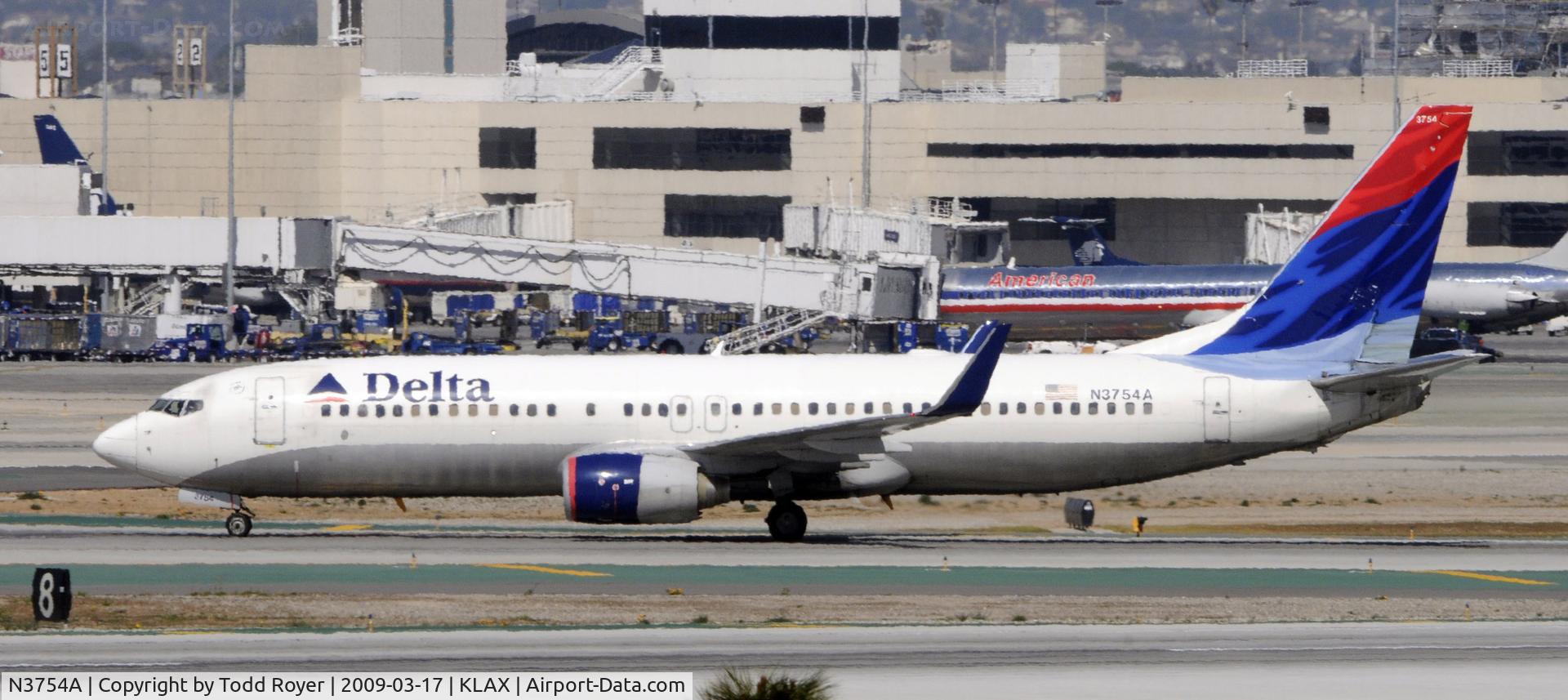 N3754A, 2001 Boeing 737-832 C/N 29626, Taxi to gate