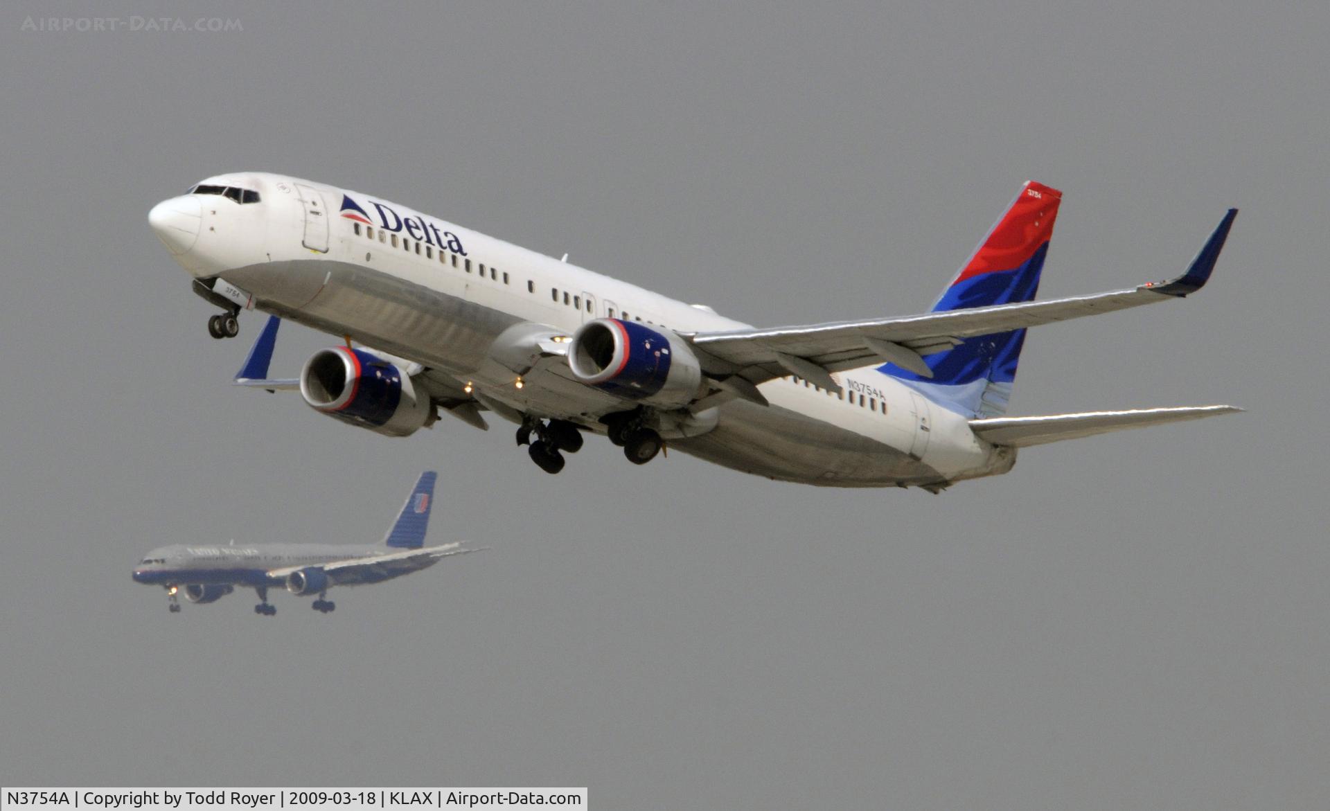N3754A, 2001 Boeing 737-832 C/N 29626, Departing LAX on 25R