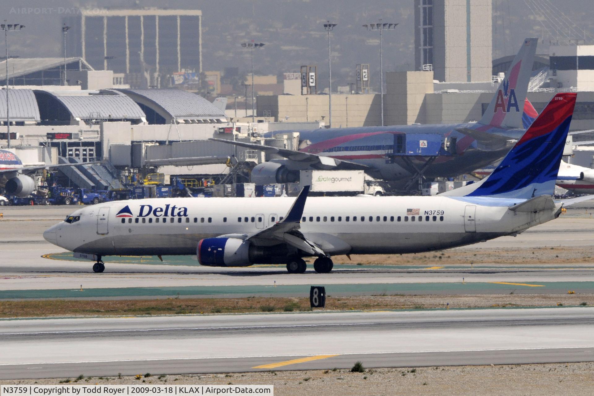 N3759, 2001 Boeing 737-832 C/N 30815, Taxi to gate