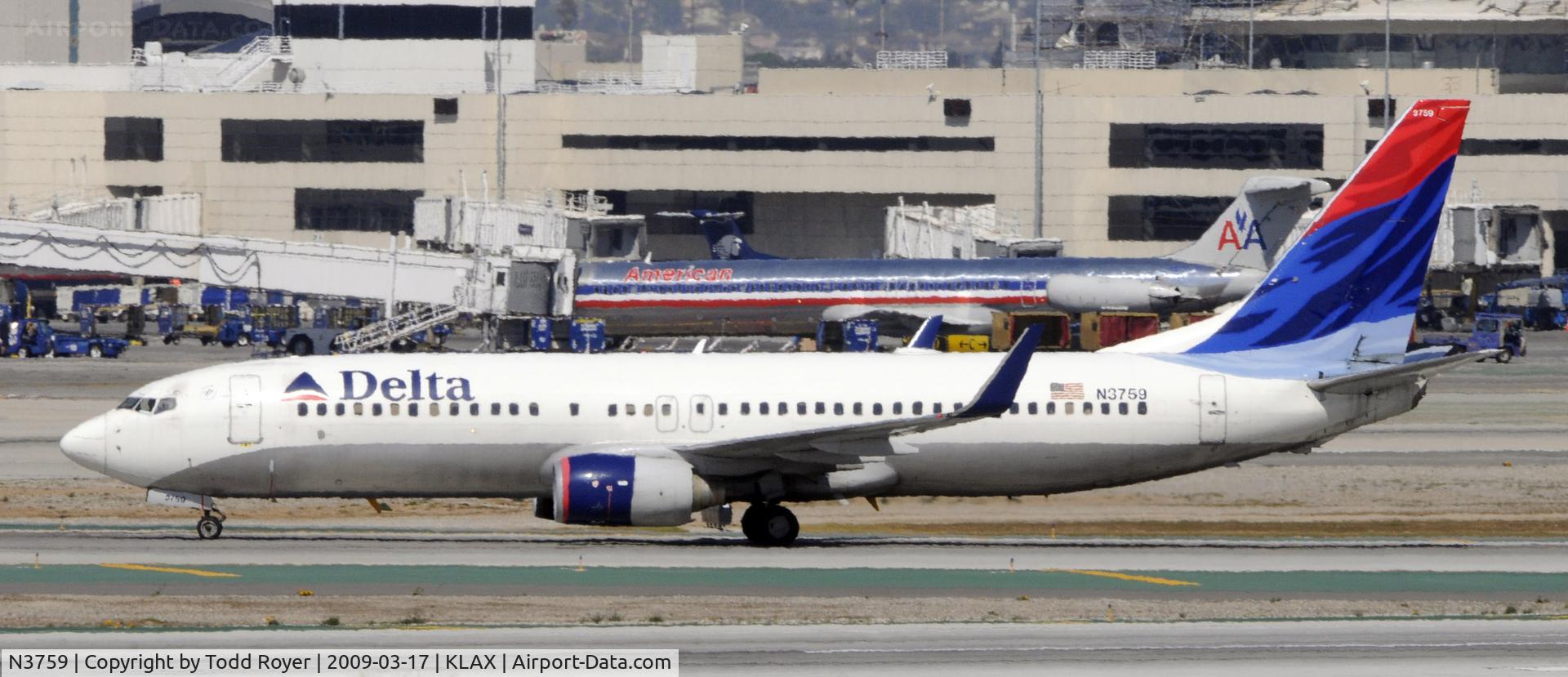 N3759, 2001 Boeing 737-832 C/N 30815, Taxi to gate