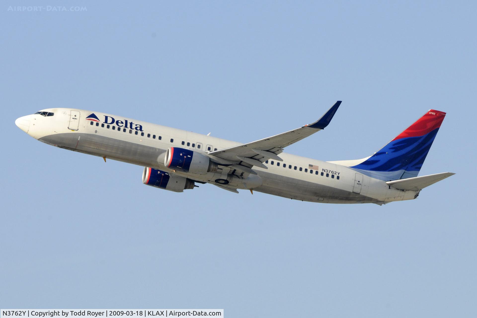 N3762Y, 2001 Boeing 737-832 C/N 30817, Departing LAX on 25R