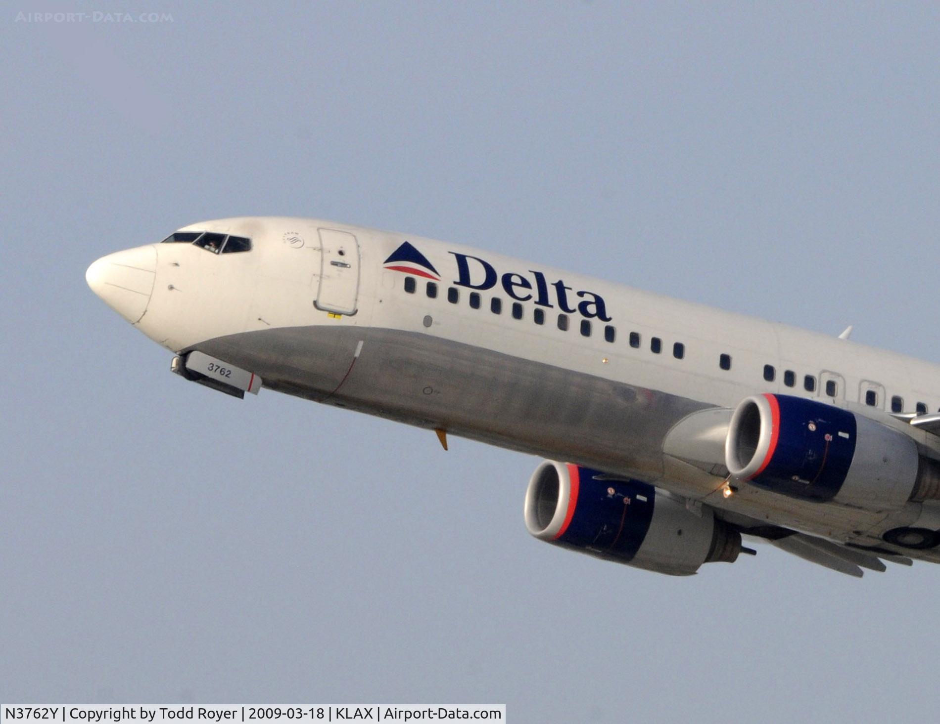 N3762Y, 2001 Boeing 737-832 C/N 30817, Departing LAX on 25R
