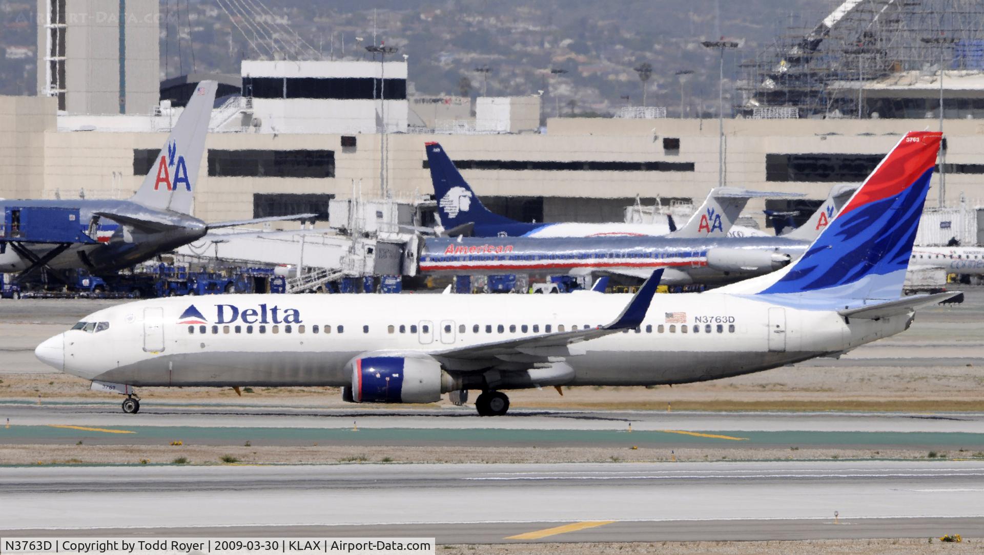 N3763D, 2001 Boeing 737-832 C/N 29629, Taxi to gate