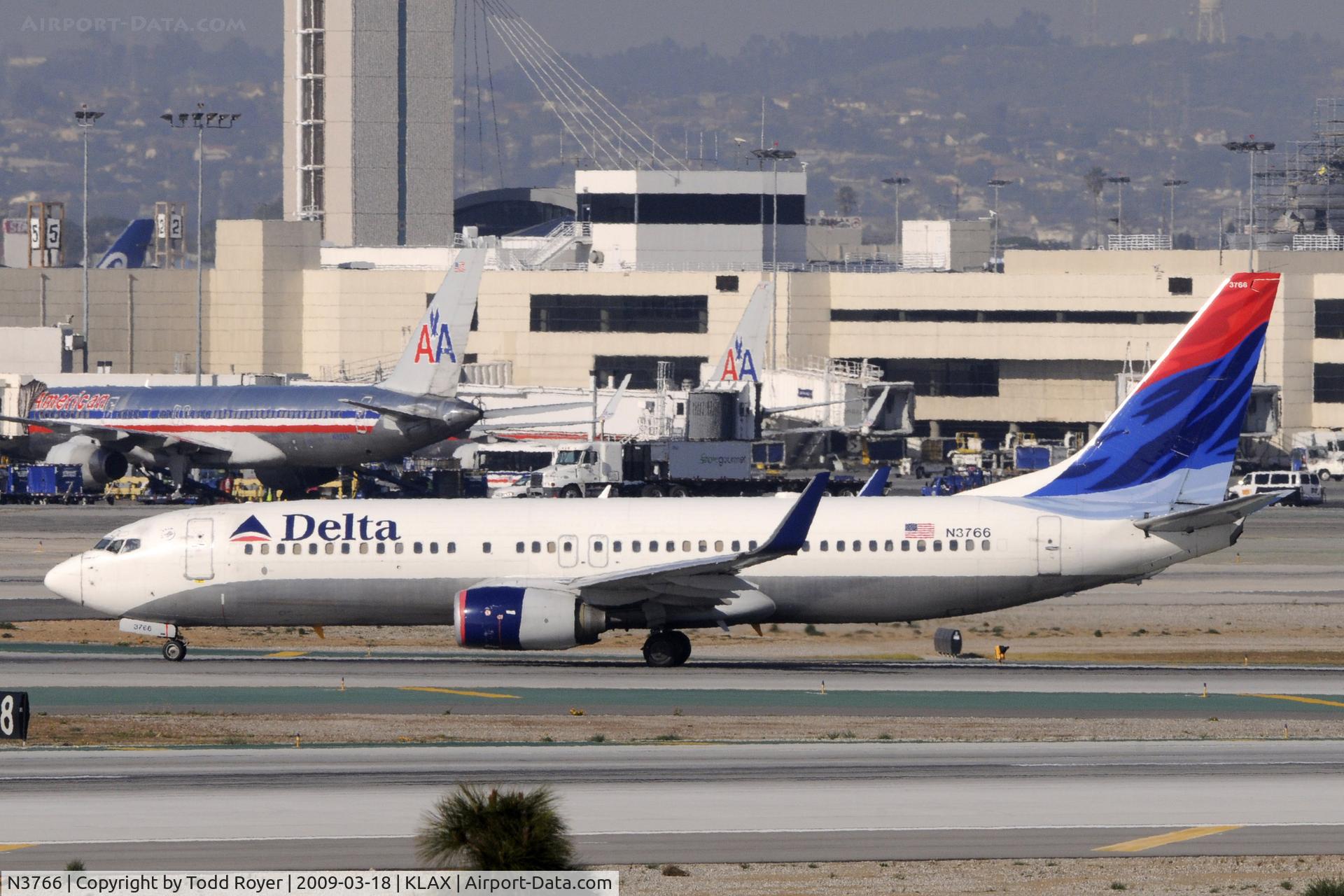 N3766, 2001 Boeing 737-832 C/N 30820, Taxi to gate