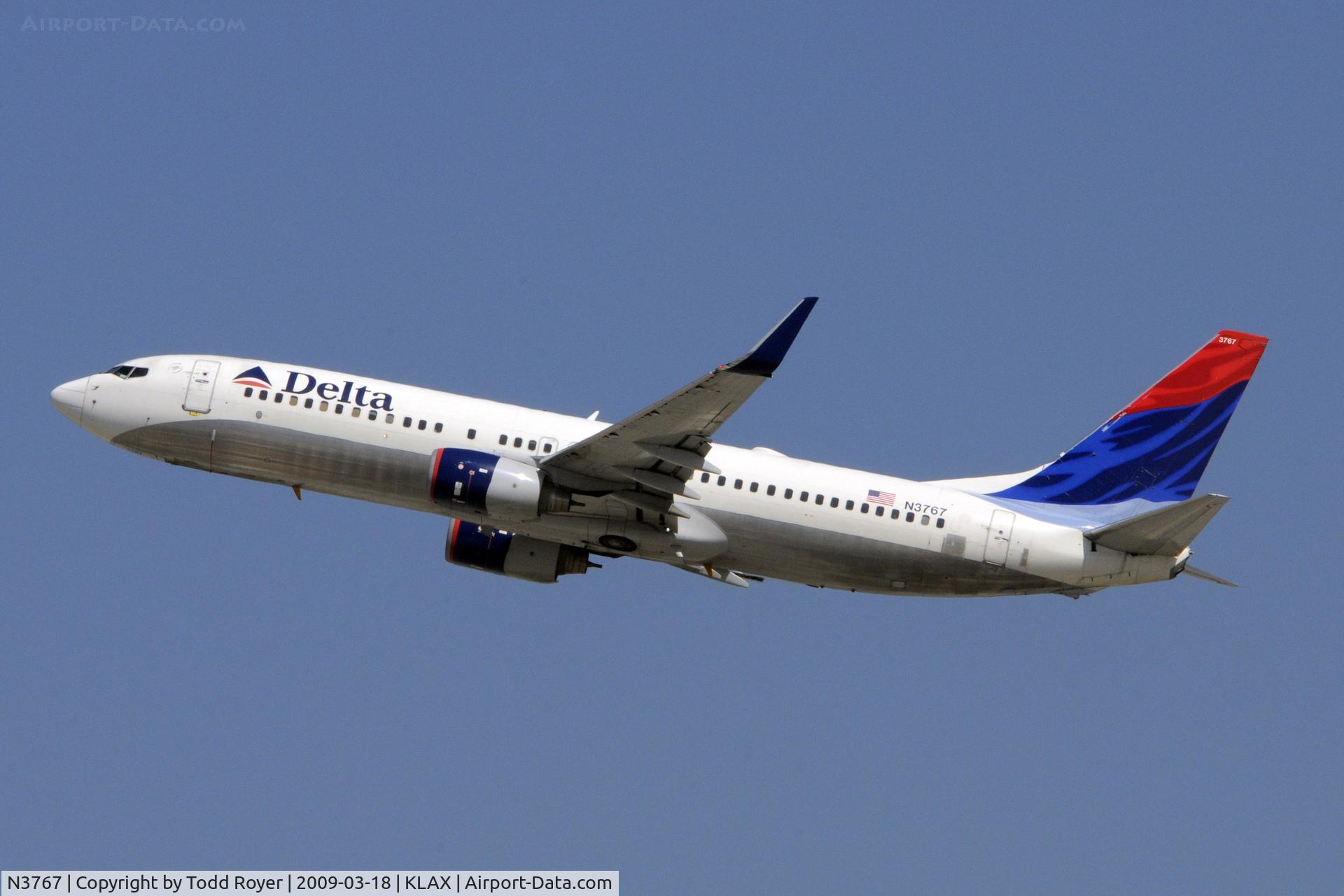 N3767, 2001 Boeing 737-832 C/N 30821, Departing LAX on 25R