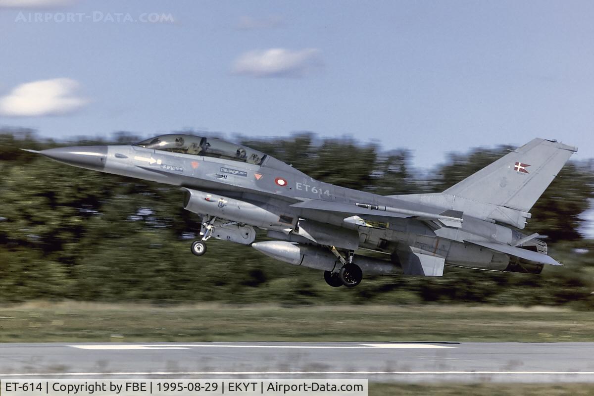 ET-614, 1980 SABCA F-16B Fighting Falcon C/N 6G-11, touch down at Aalborg