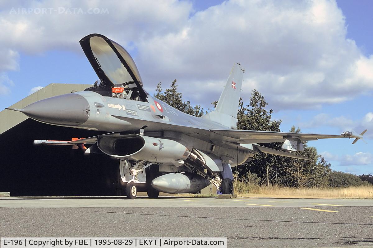 E-196, SABCA F-16AM Fighting Falcon C/N 6F-23, waiting for the next mission