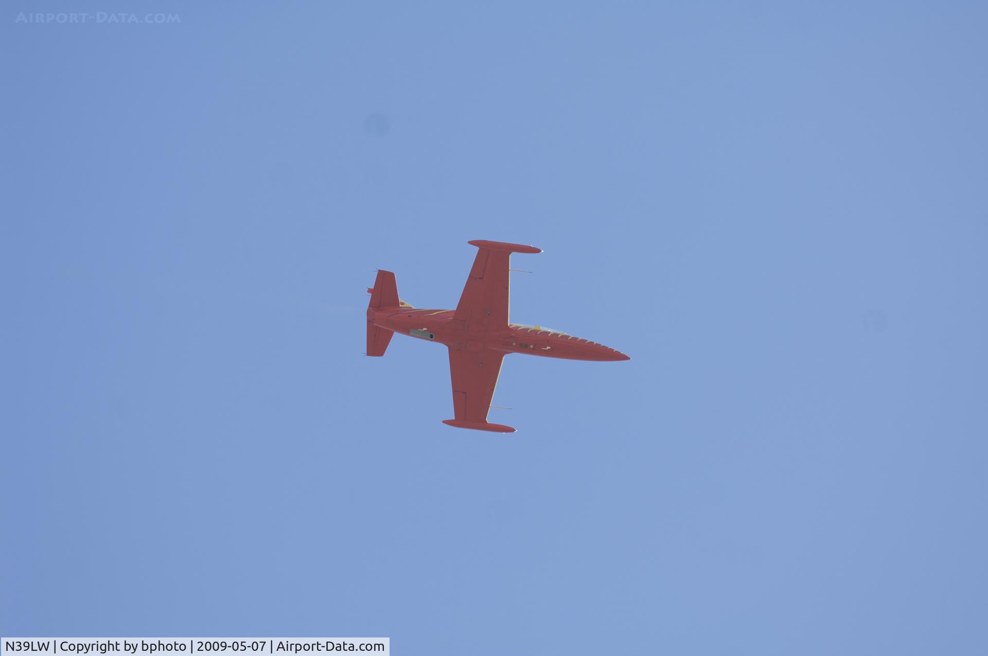 N39LW, 1981 Aero L-39C Albatros C/N 132039, L-39 in-flight overhead at lvk