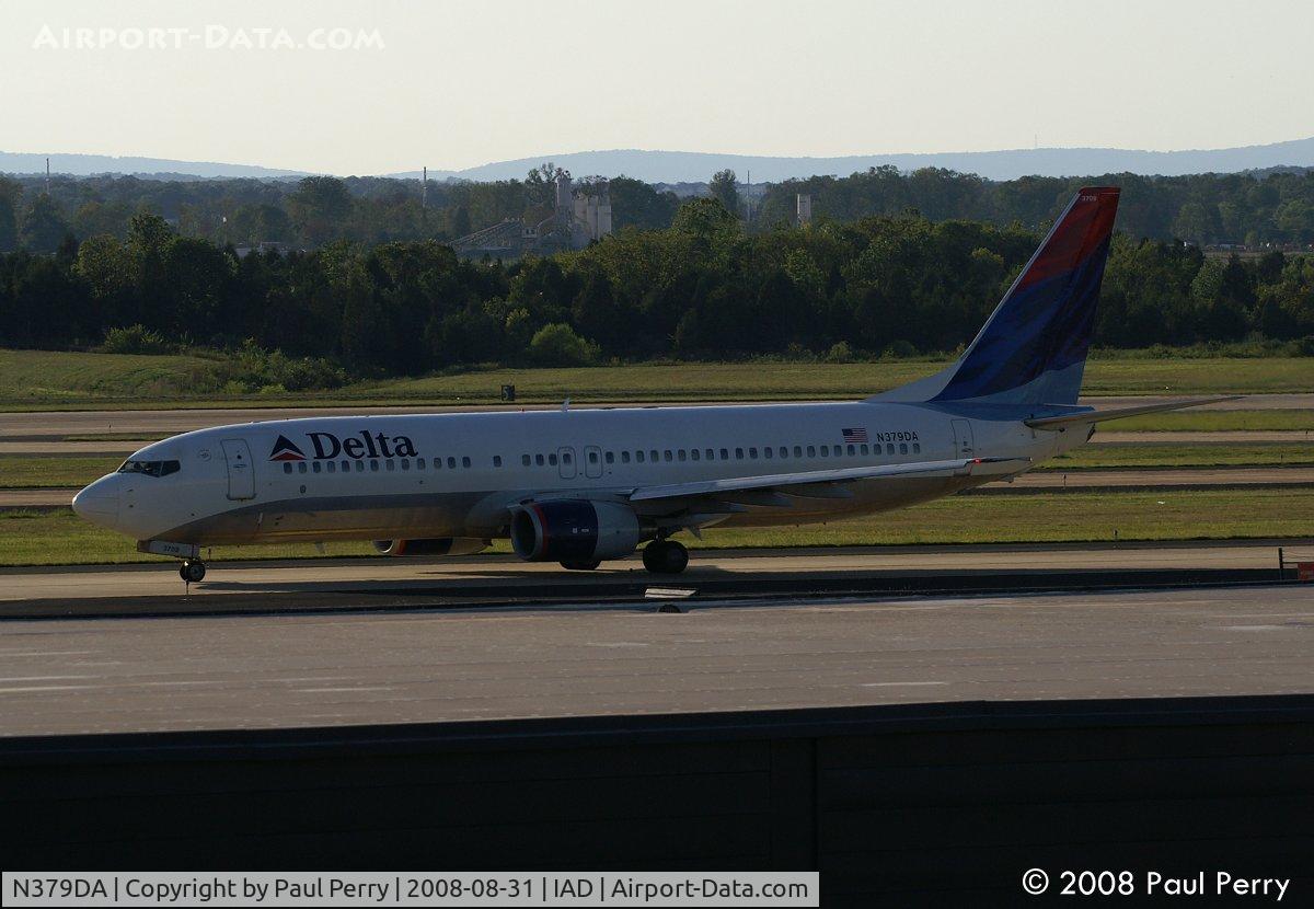 N379DA, 1999 Boeing 737-832 C/N 30349, Easing in as the sunlight begins to fade