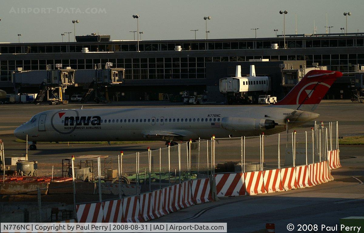 N776NC, 1979 McDonnell Douglas DC-9-51 C/N 47786, Looking for a parking spot....